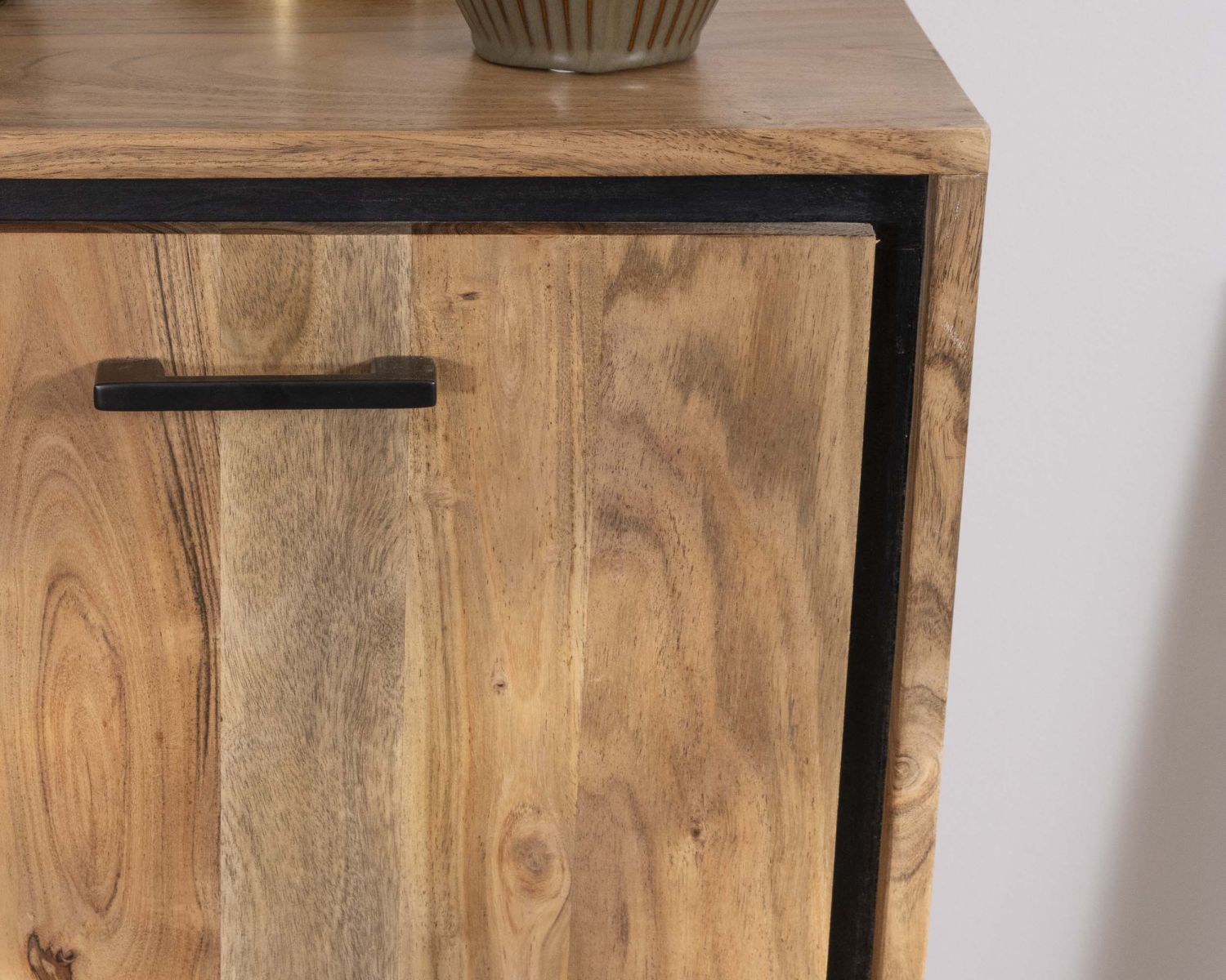 Buffet industriel 160 cm en acacia "Baltik" avec portes, tiroirs et niches