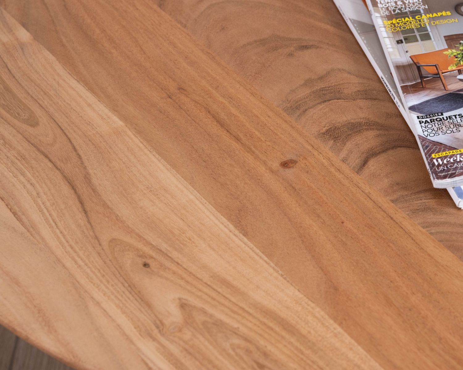 Table basse design en acacia massif ronde avec pied boule "Voluto"