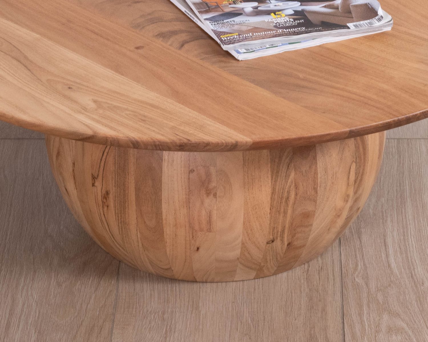 Table basse design en acacia massif ronde avec pied boule "Voluto"