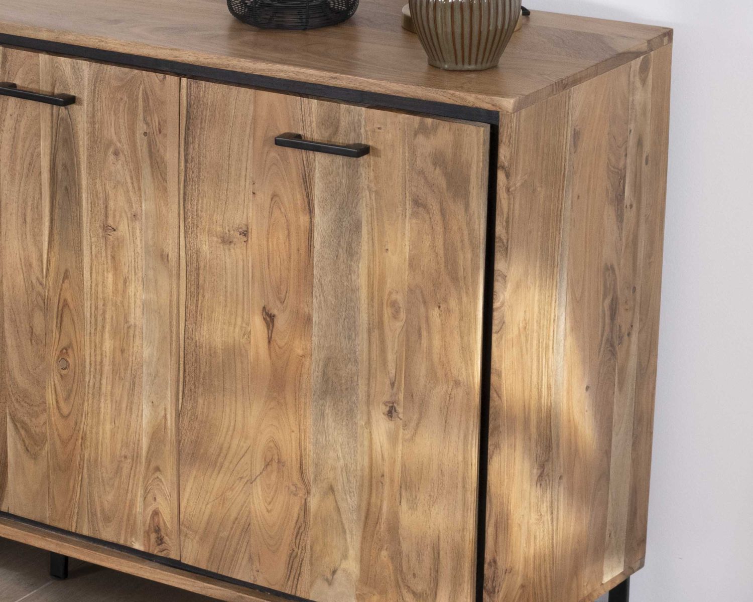 Buffet industriel 160 cm en acacia "Baltik" avec portes, tiroirs et niches