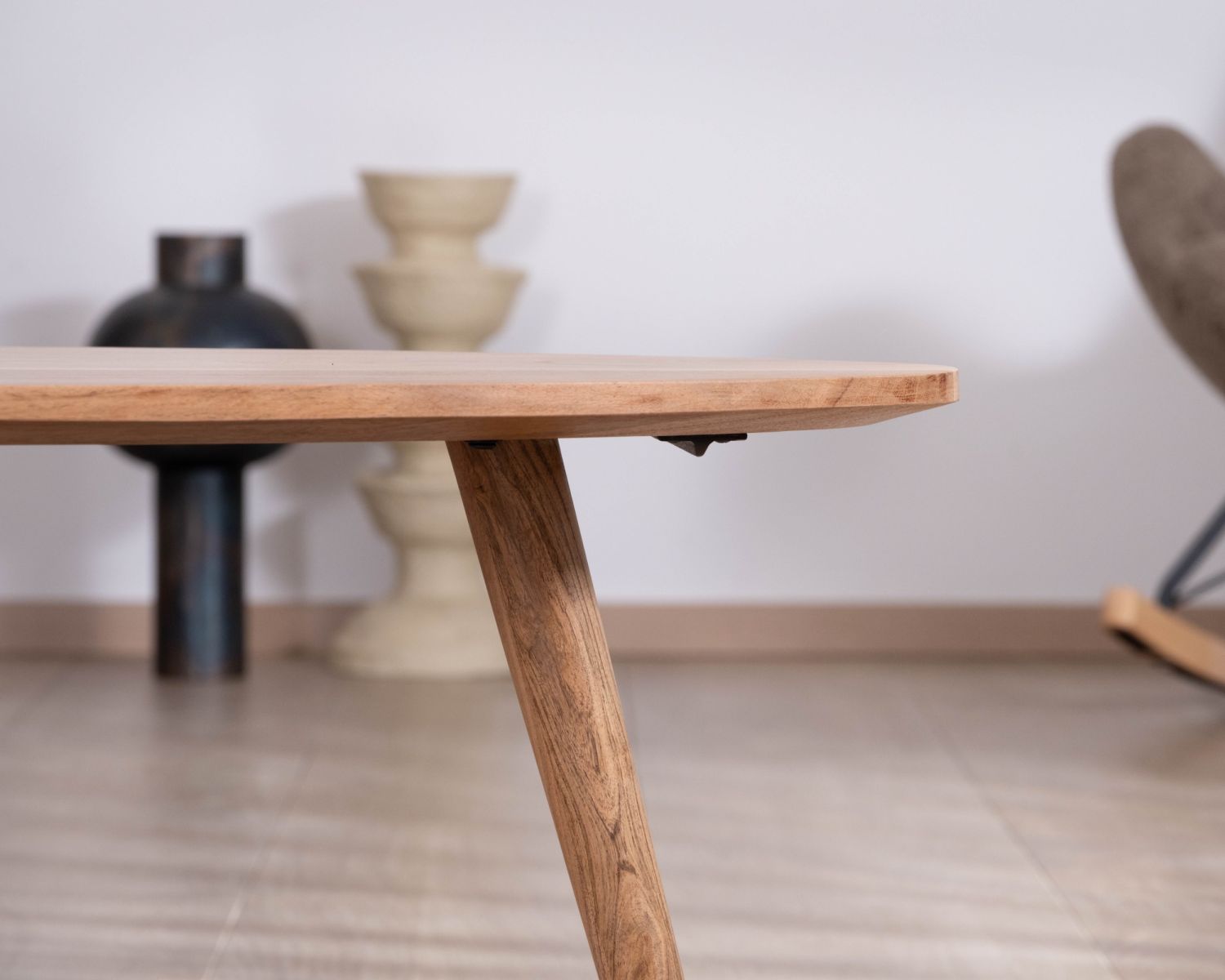 Table basse forme bateau style scandinave "Voluto" 110 cm en acacia massif