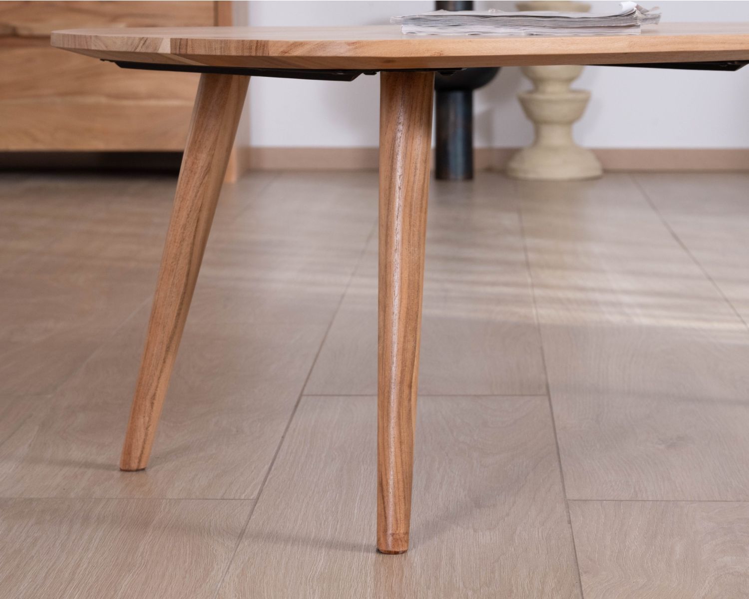 Table basse forme bateau style scandinave "Voluto" 110 cm en acacia massif