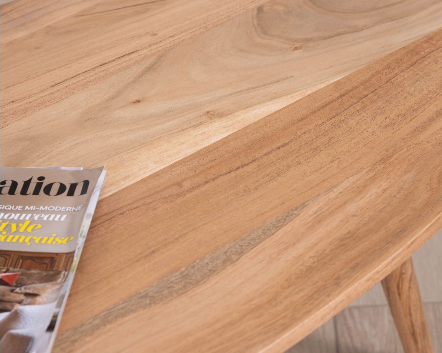 Table basse forme bateau style scandinave "Voluto" 110 cm en acacia massif