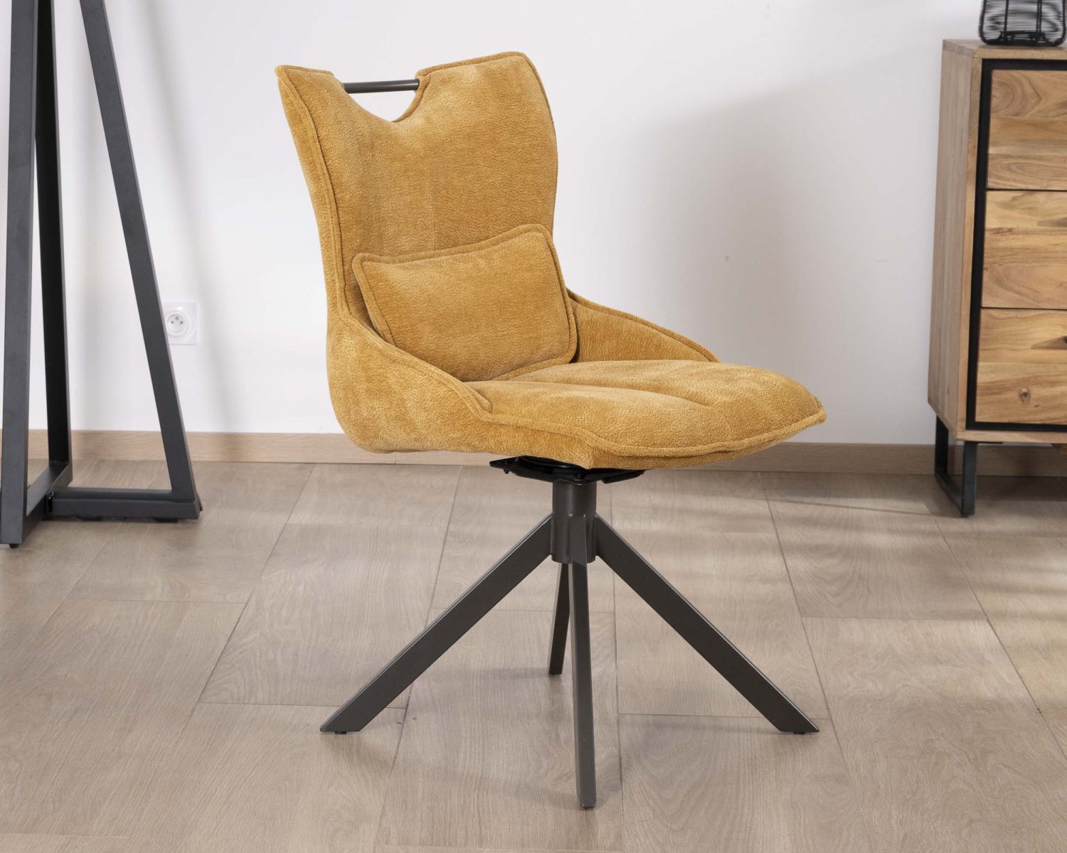 Lot de 2 chaises en tissu jaune moutarde sur pied rotatif en métal "Biorg" style rétro