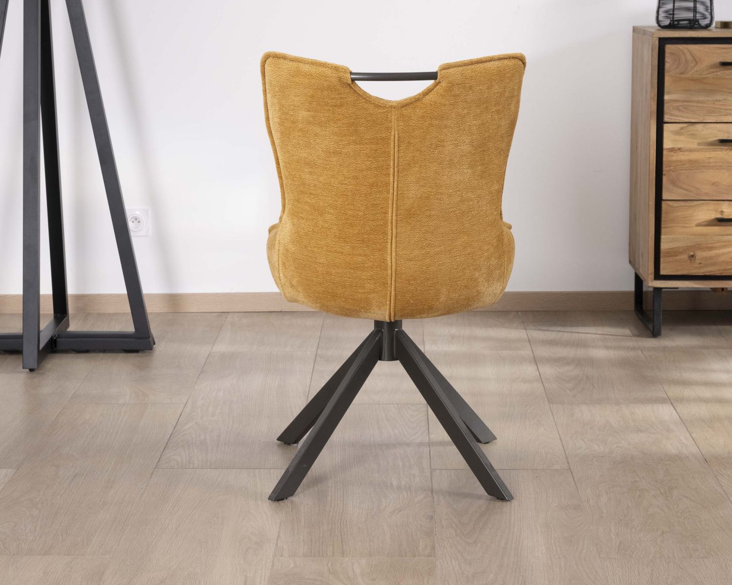 Lot de 2 chaises en tissu jaune moutarde sur pied rotatif en métal "Biorg" style rétro