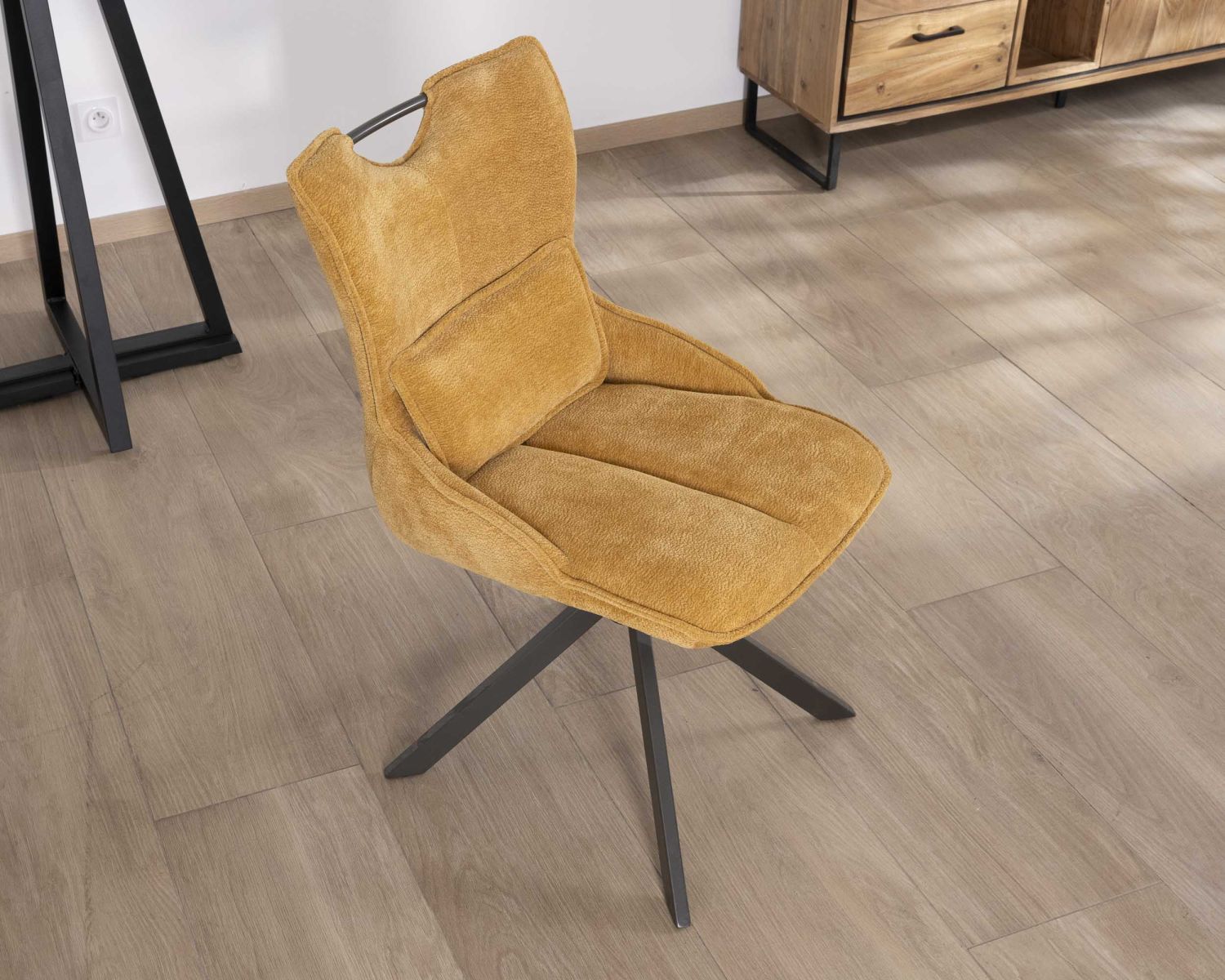 Lot de 2 chaises en tissu jaune moutarde sur pied rotatif en métal "Biorg" style rétro