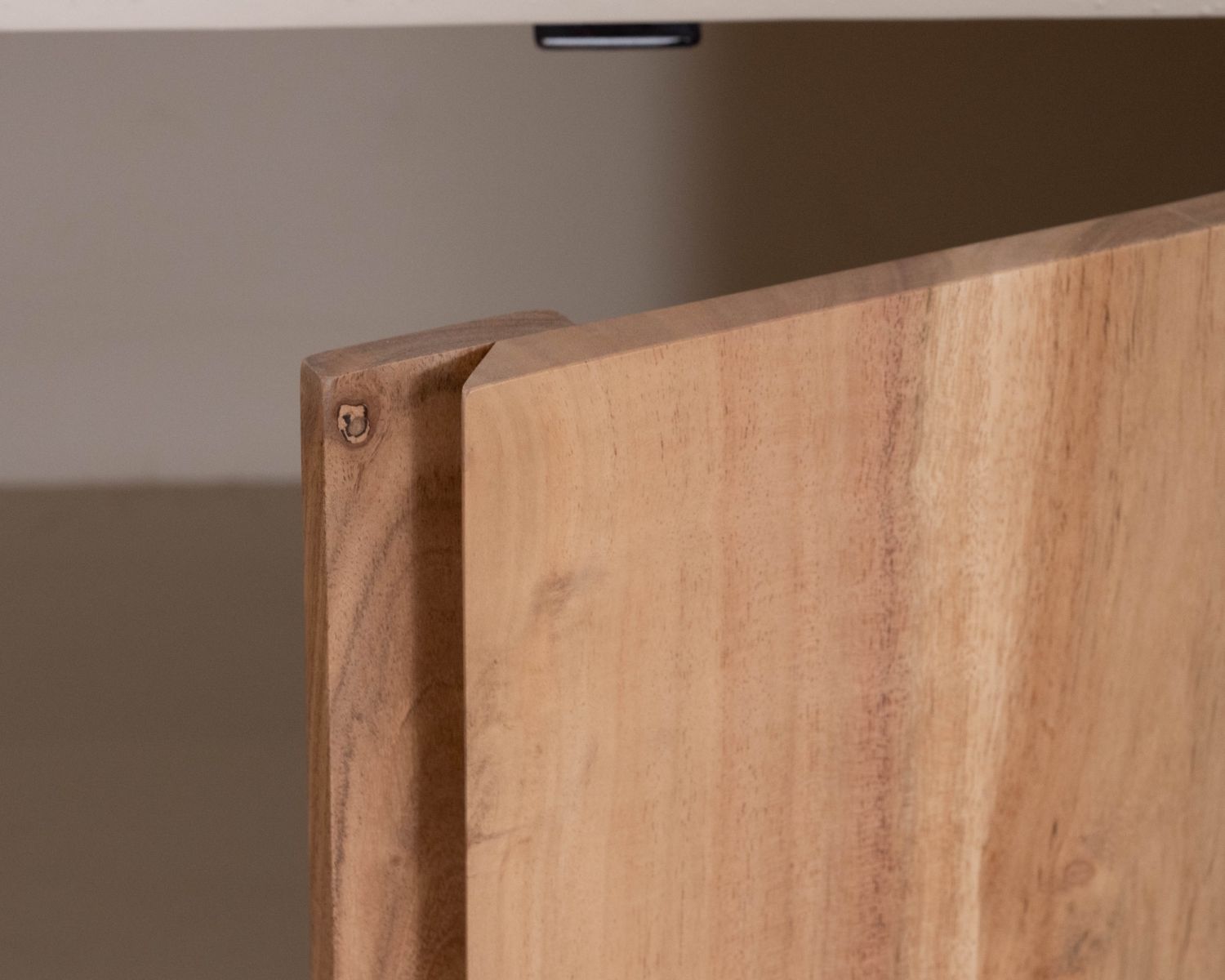 Petit rangement design en acacia naturel et finition aspect béton sablé "Miona"