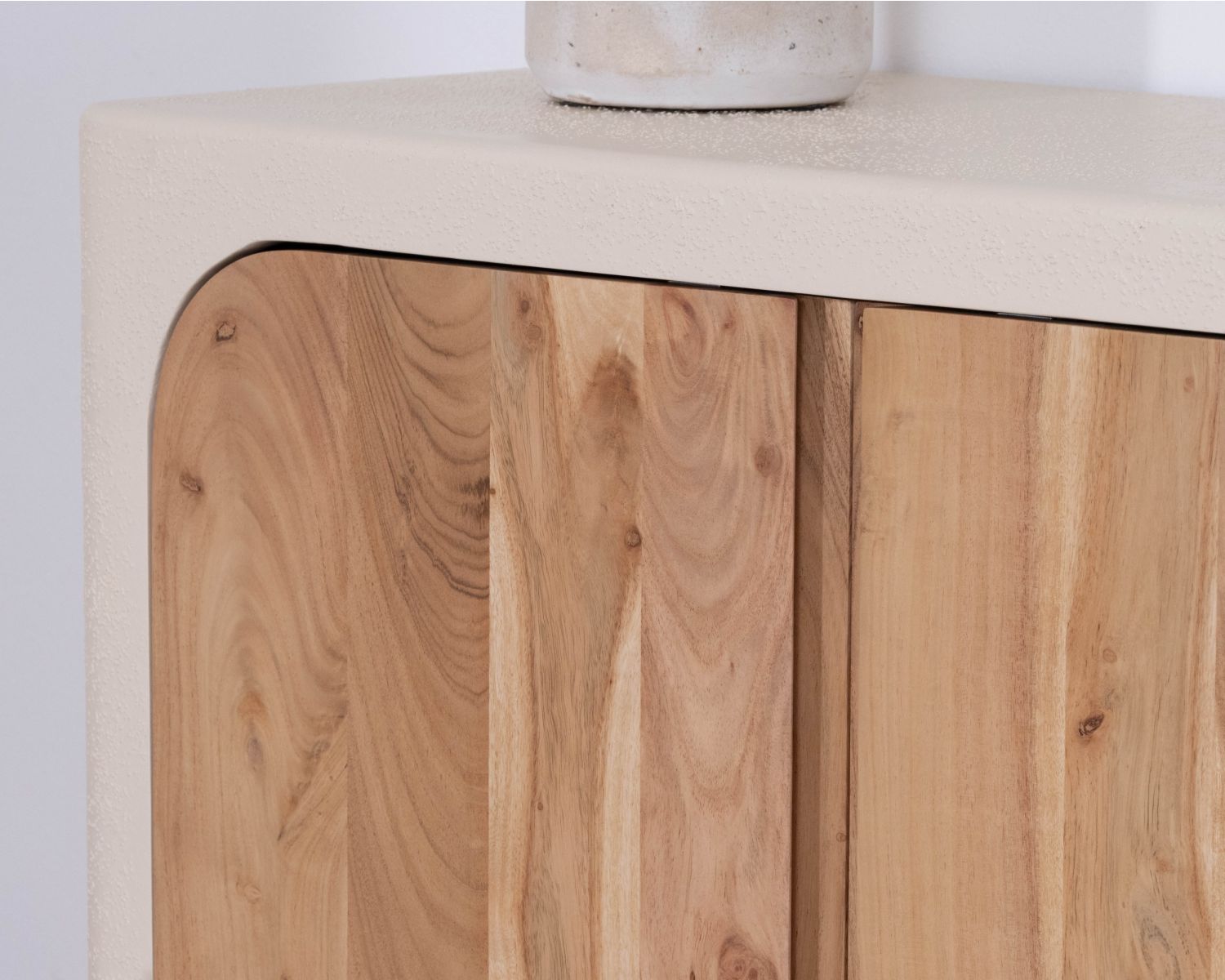 Petit rangement design en acacia naturel et finition aspect béton sablé "Miona"