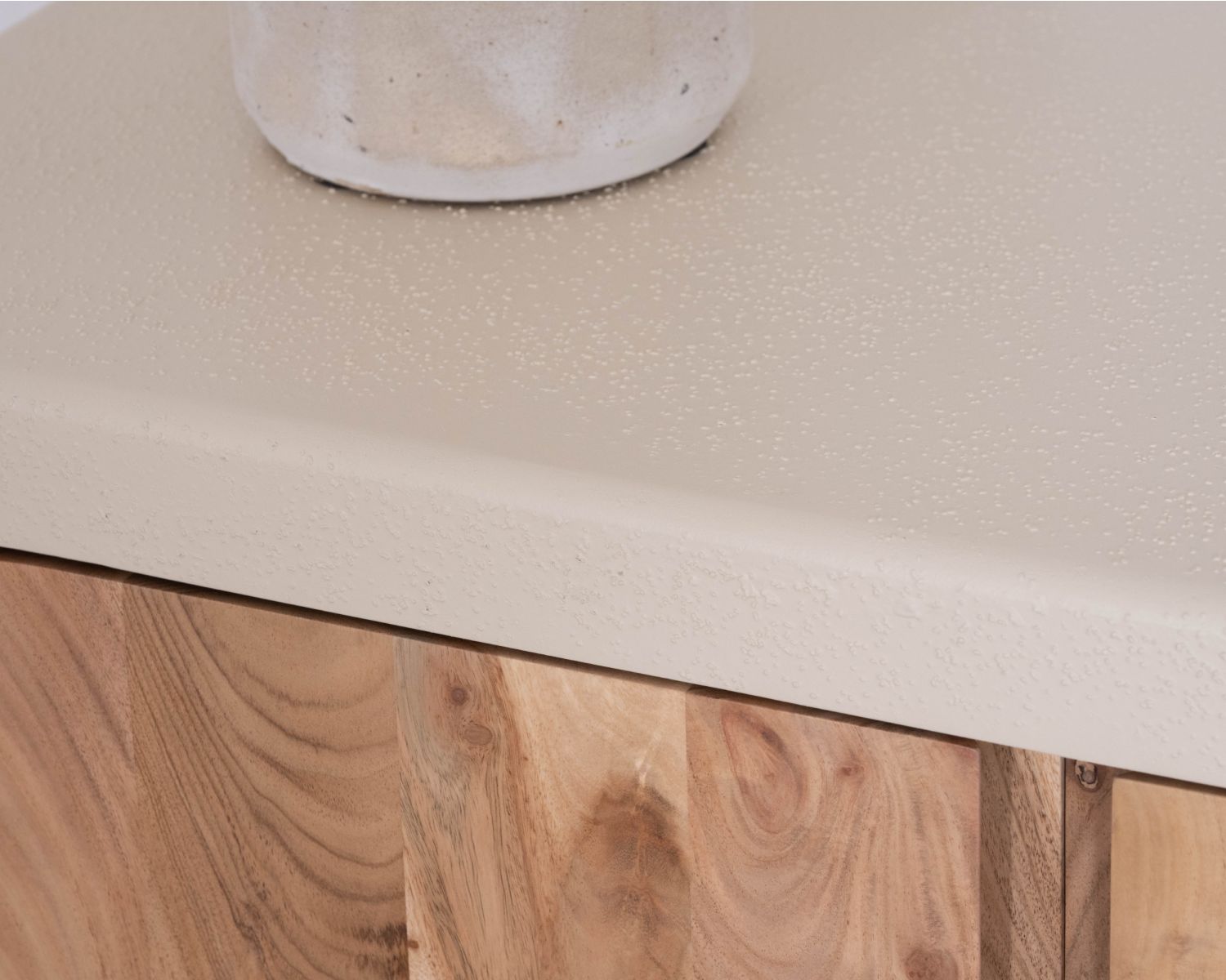 Petit rangement design en acacia naturel et finition aspect béton sablé "Miona"