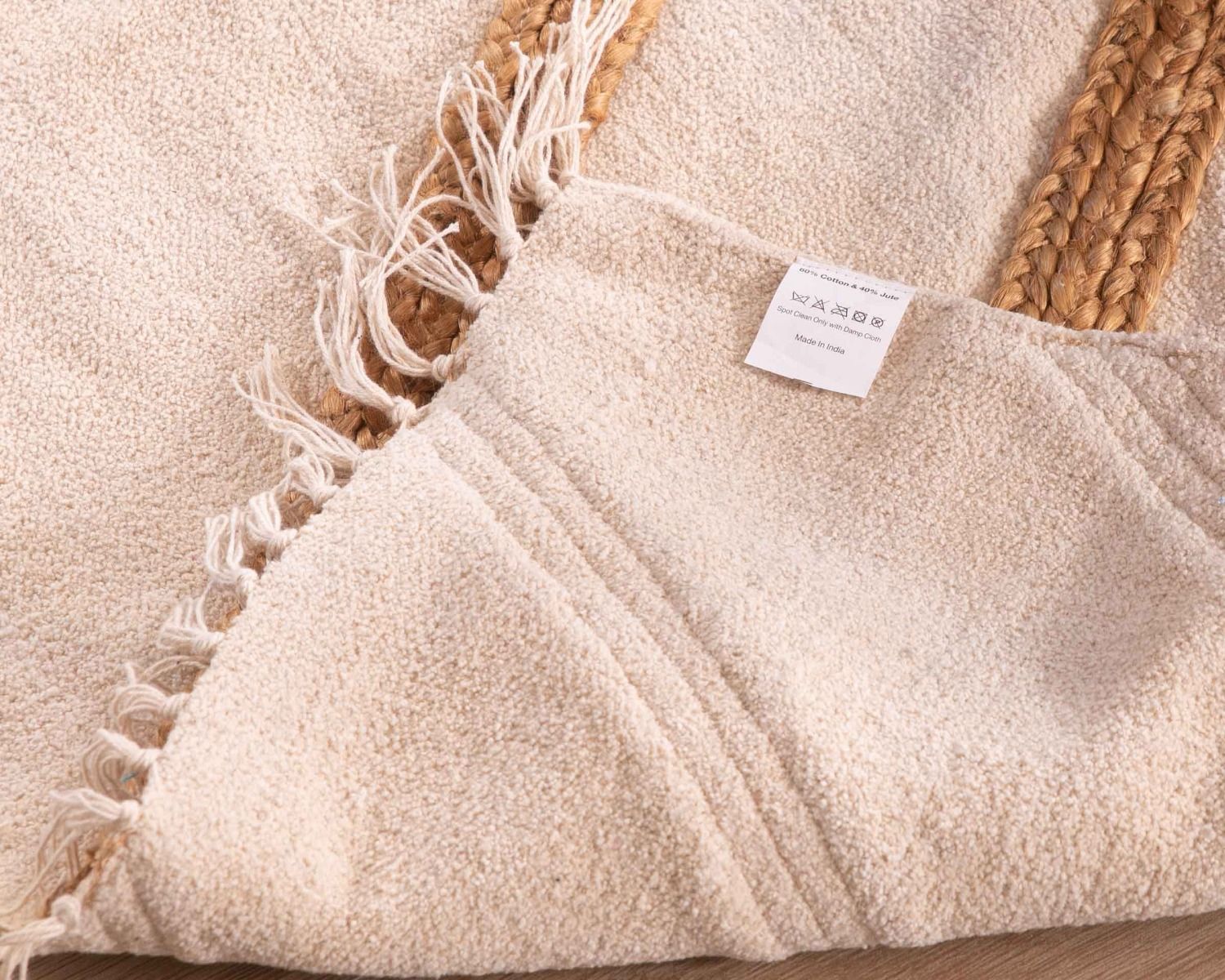 Tapis beige en coton orné de jute tressée 120 x 180 cm "Ethnic"