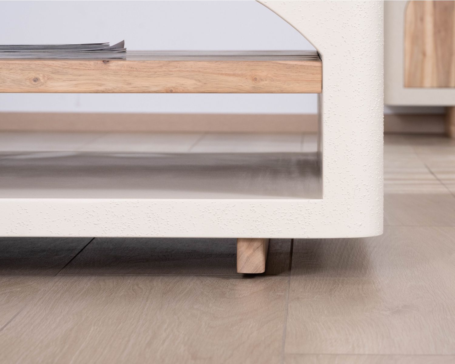 Table basse carrée design organique aspect béton sablé "Miona"