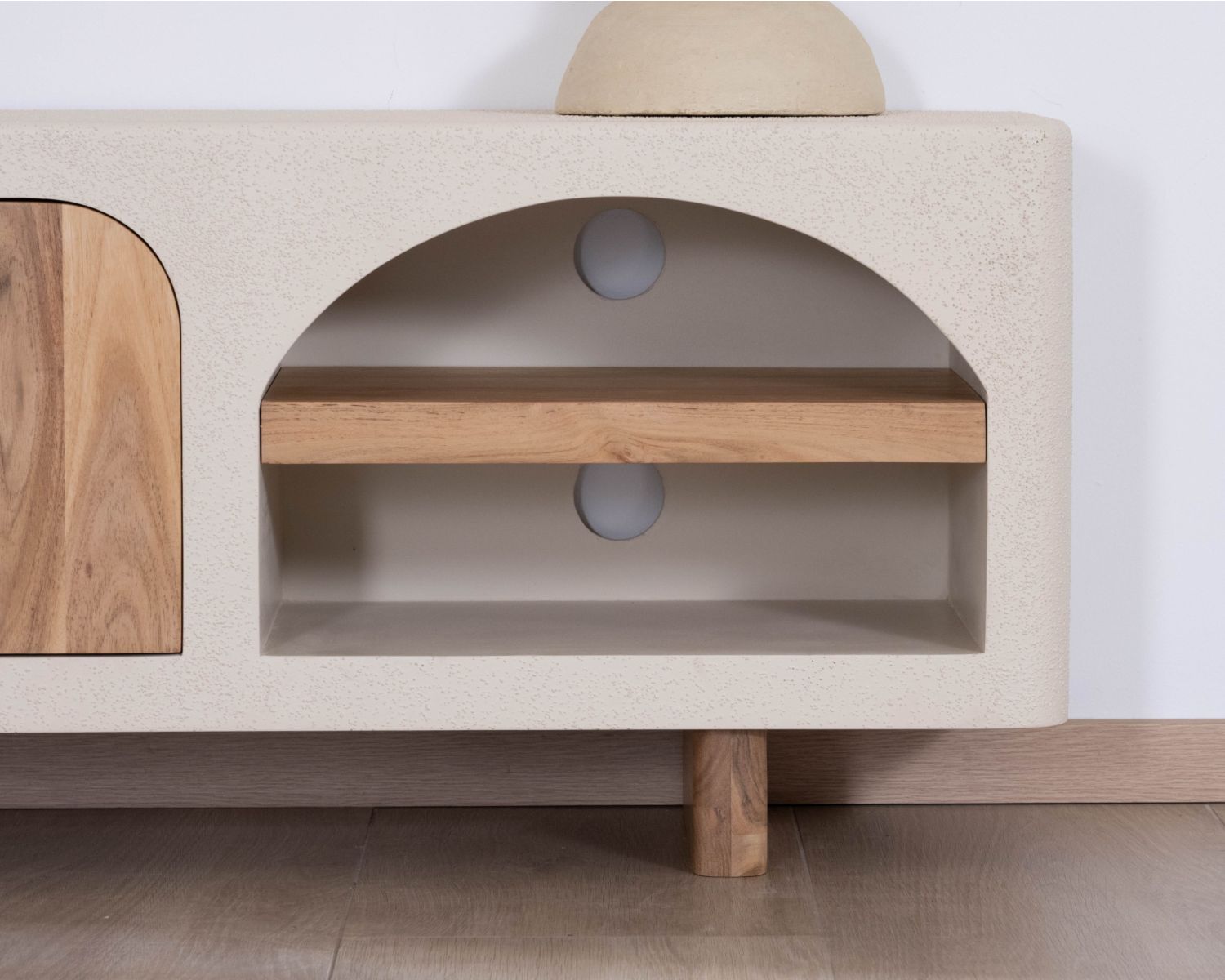 Meuble TV contemporain aspect béton sablé et acacia "Miona"