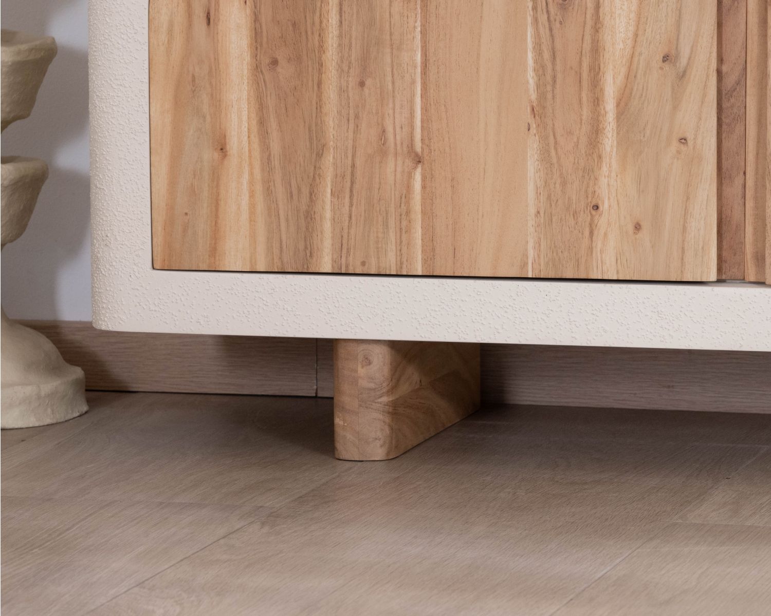 Meuble TV contemporain aspect béton sablé et acacia "Miona"