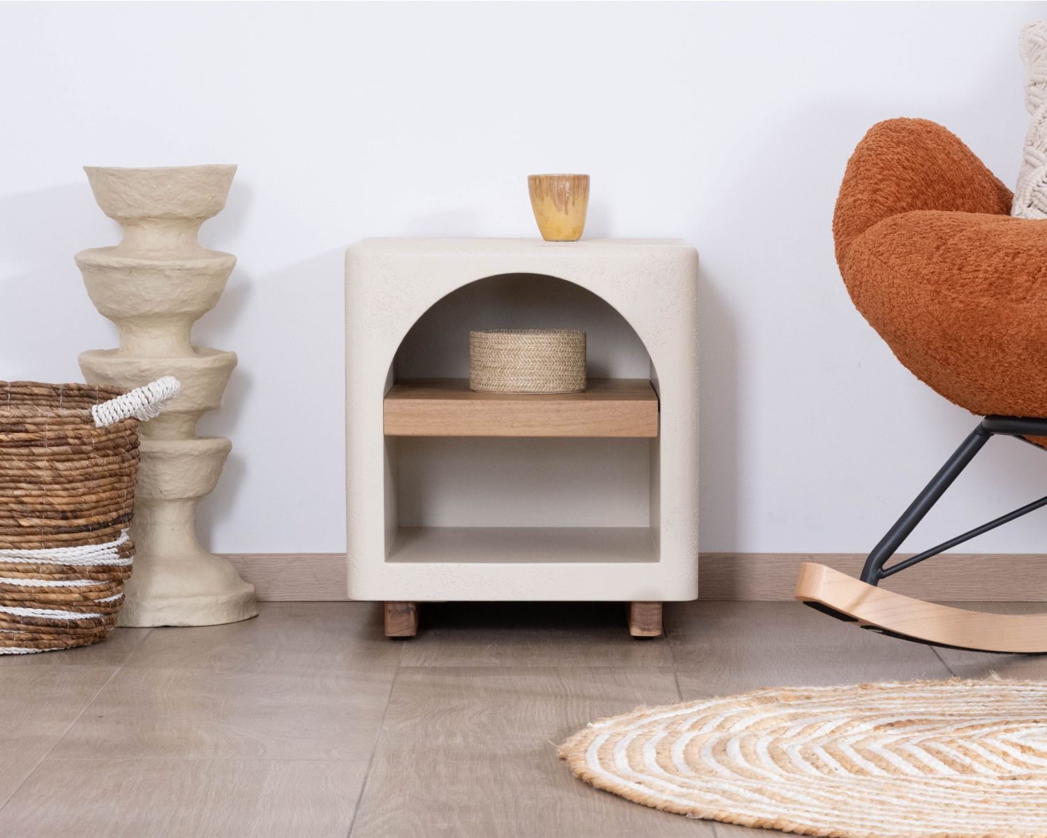 Table de chevet contemporaine en acacia et finition béton sablé "Miona"