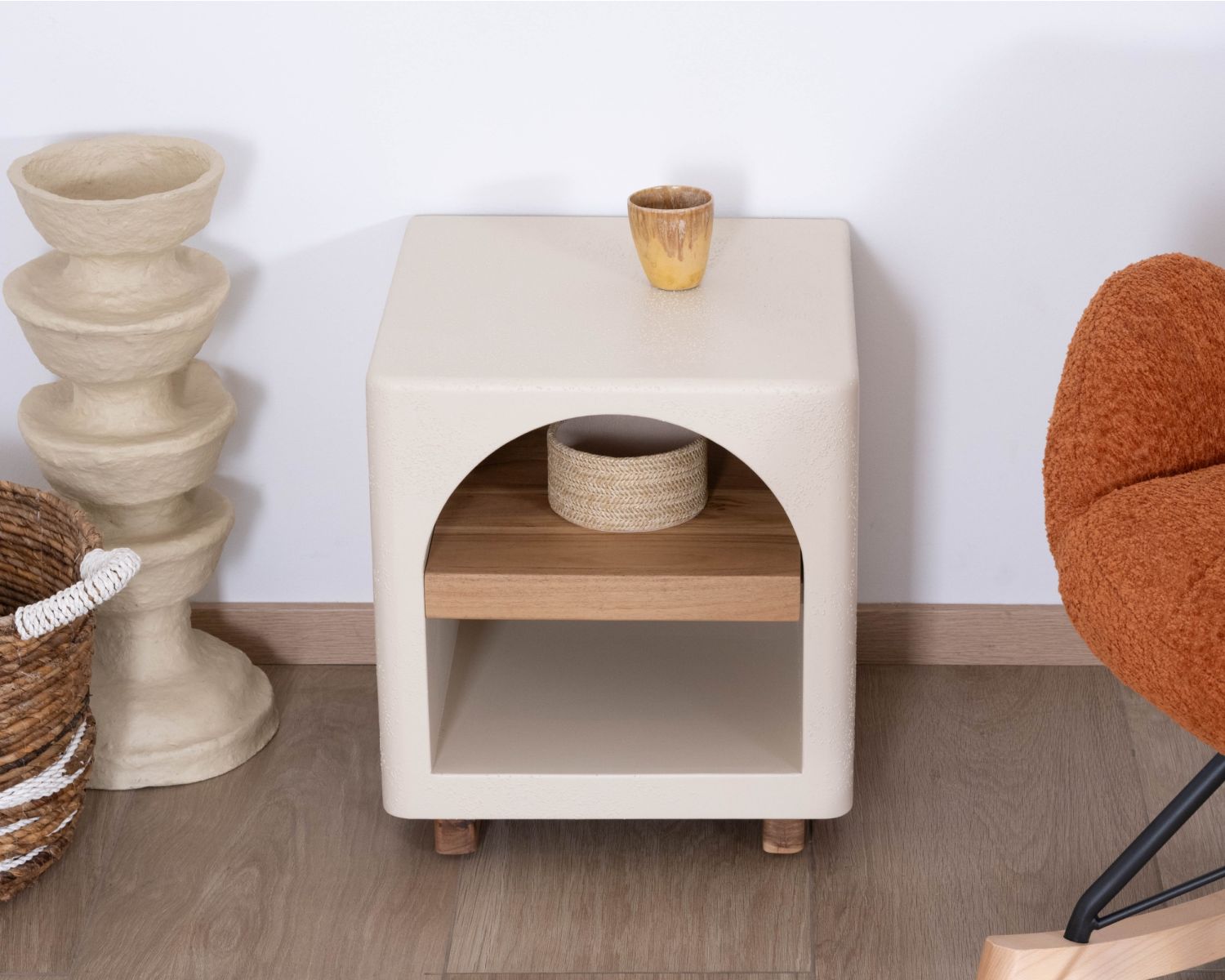 Table de chevet contemporaine en acacia et finition béton sablé "Miona"