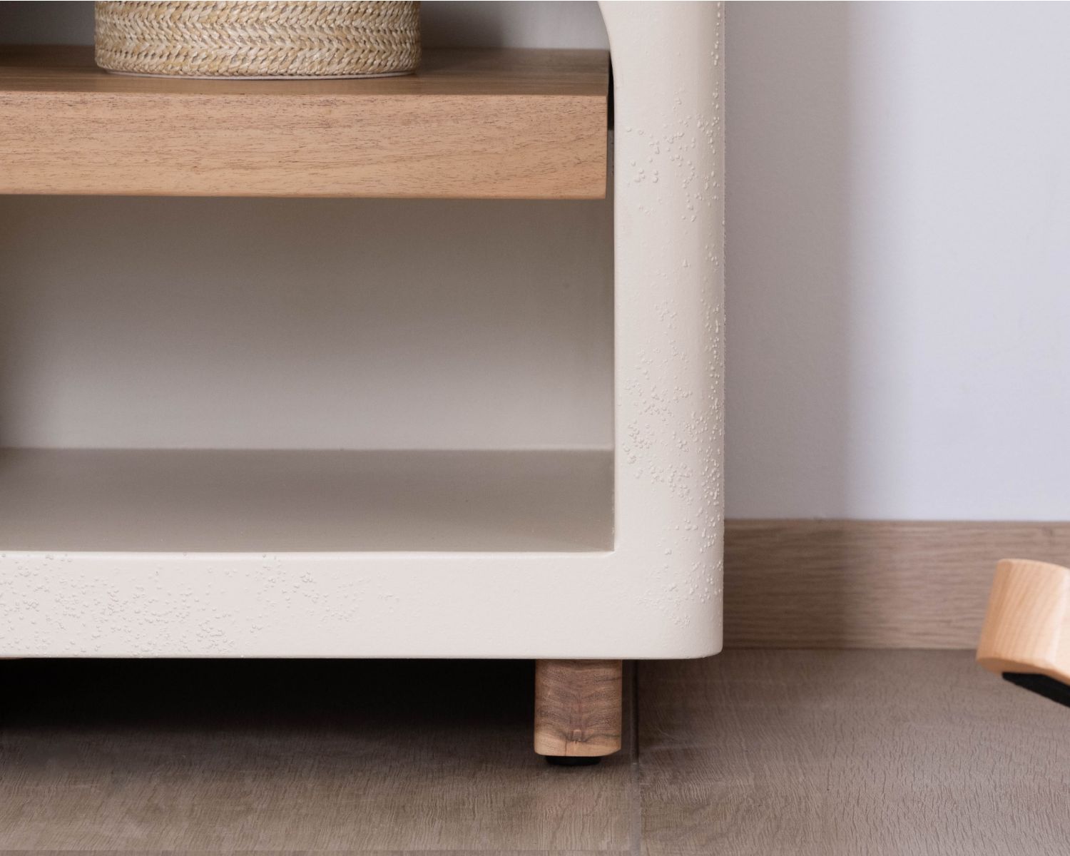 Table de chevet contemporaine en acacia et finition béton sablé "Miona"