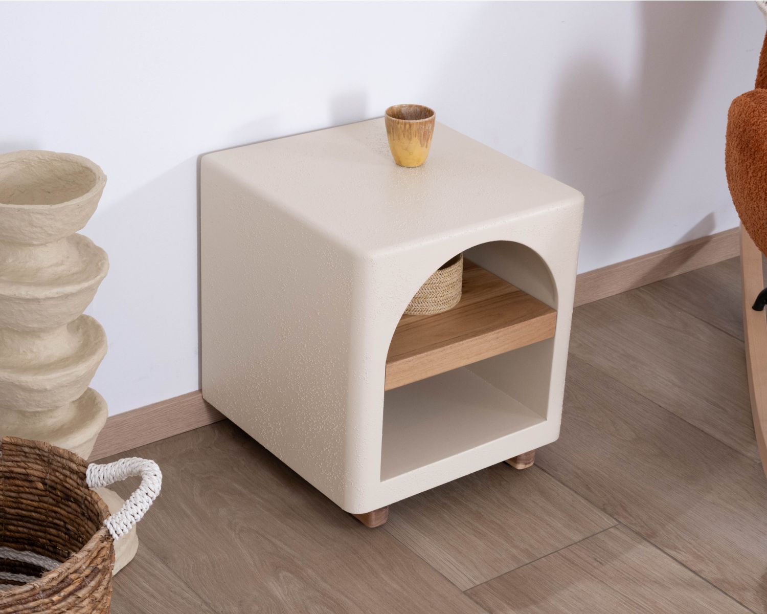 Table de chevet contemporaine en acacia et finition béton sablé "Miona"