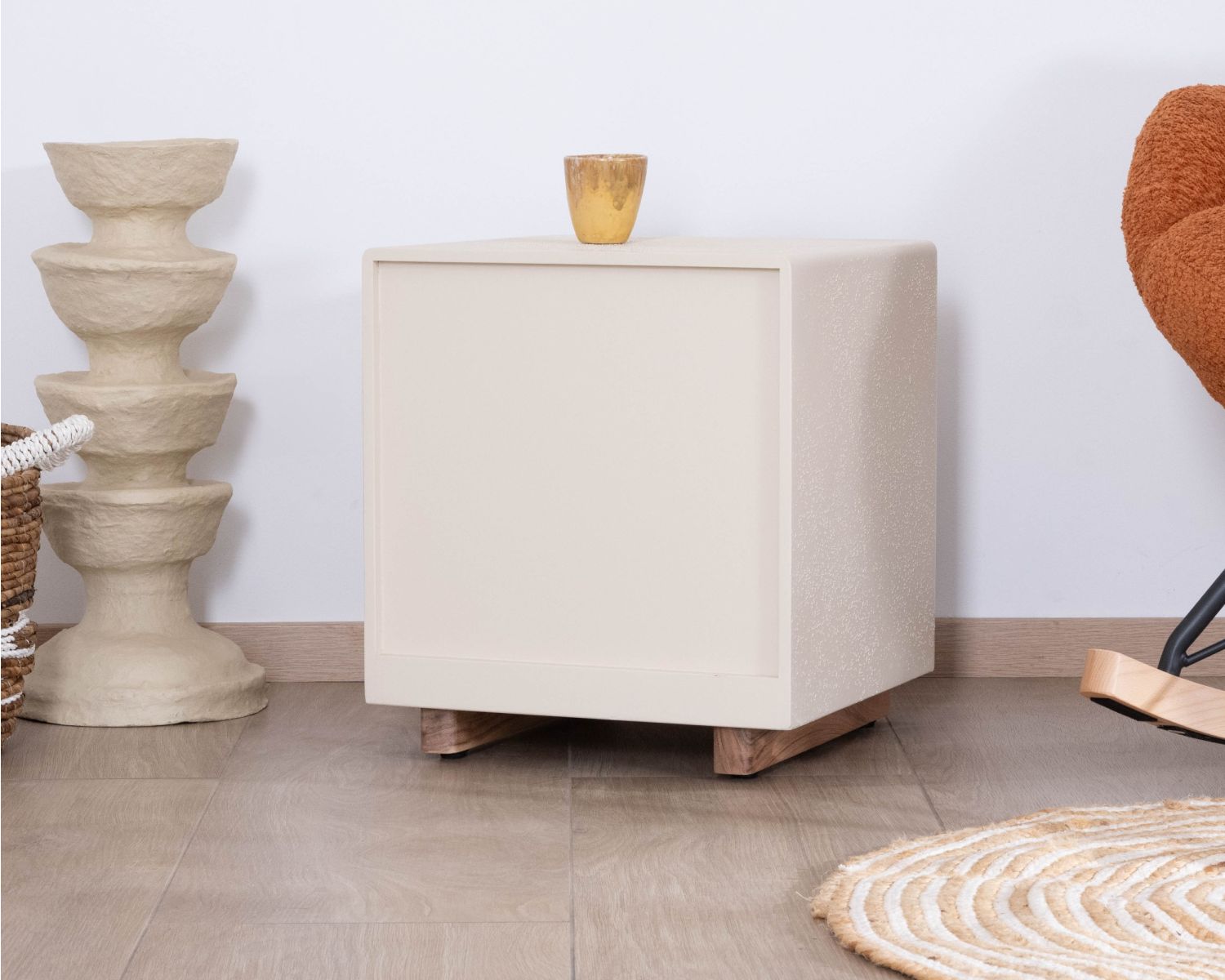 Table de chevet contemporaine en acacia et finition béton sablé "Miona"