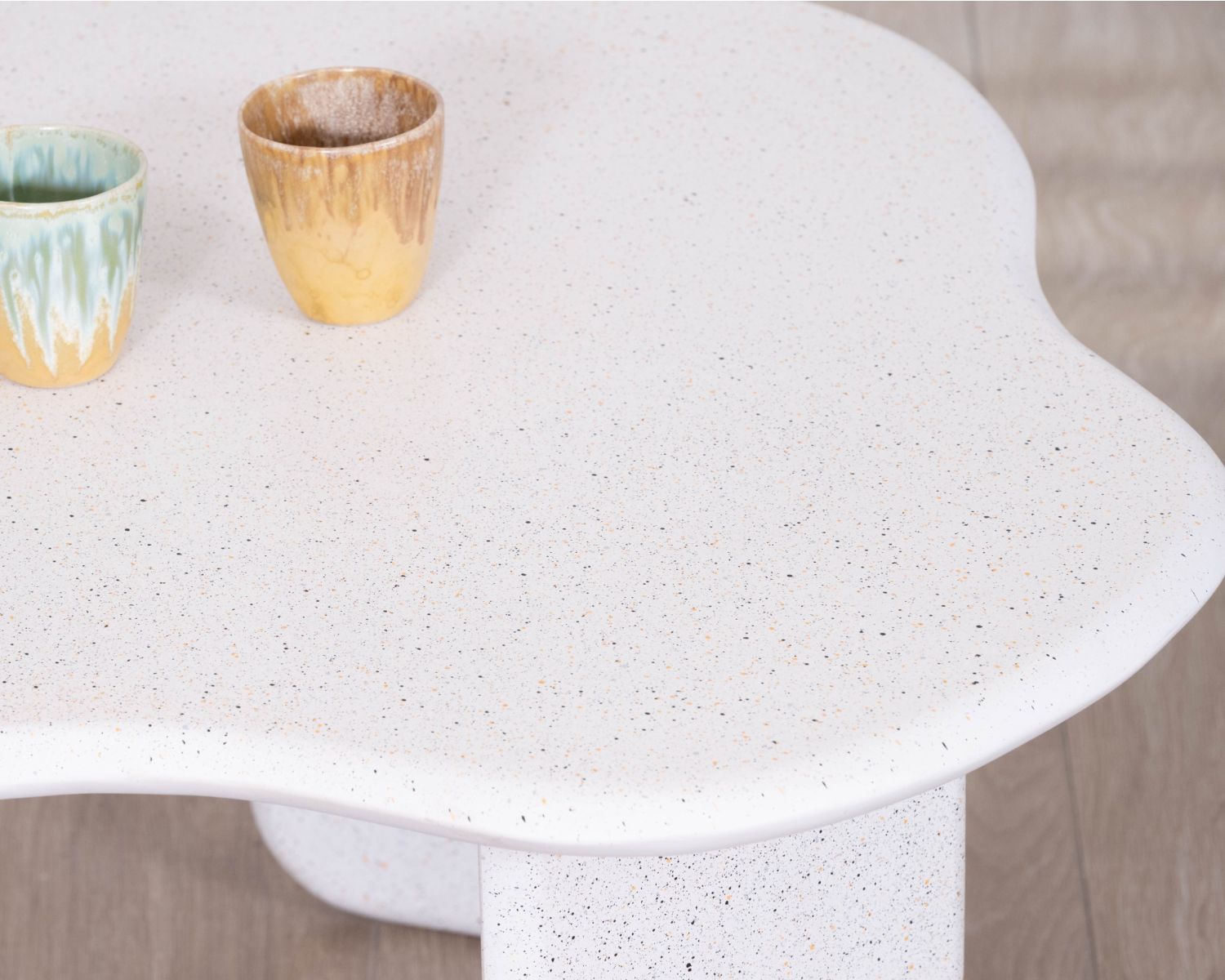 Table basse forme organique aspect terrazzo "Naura"