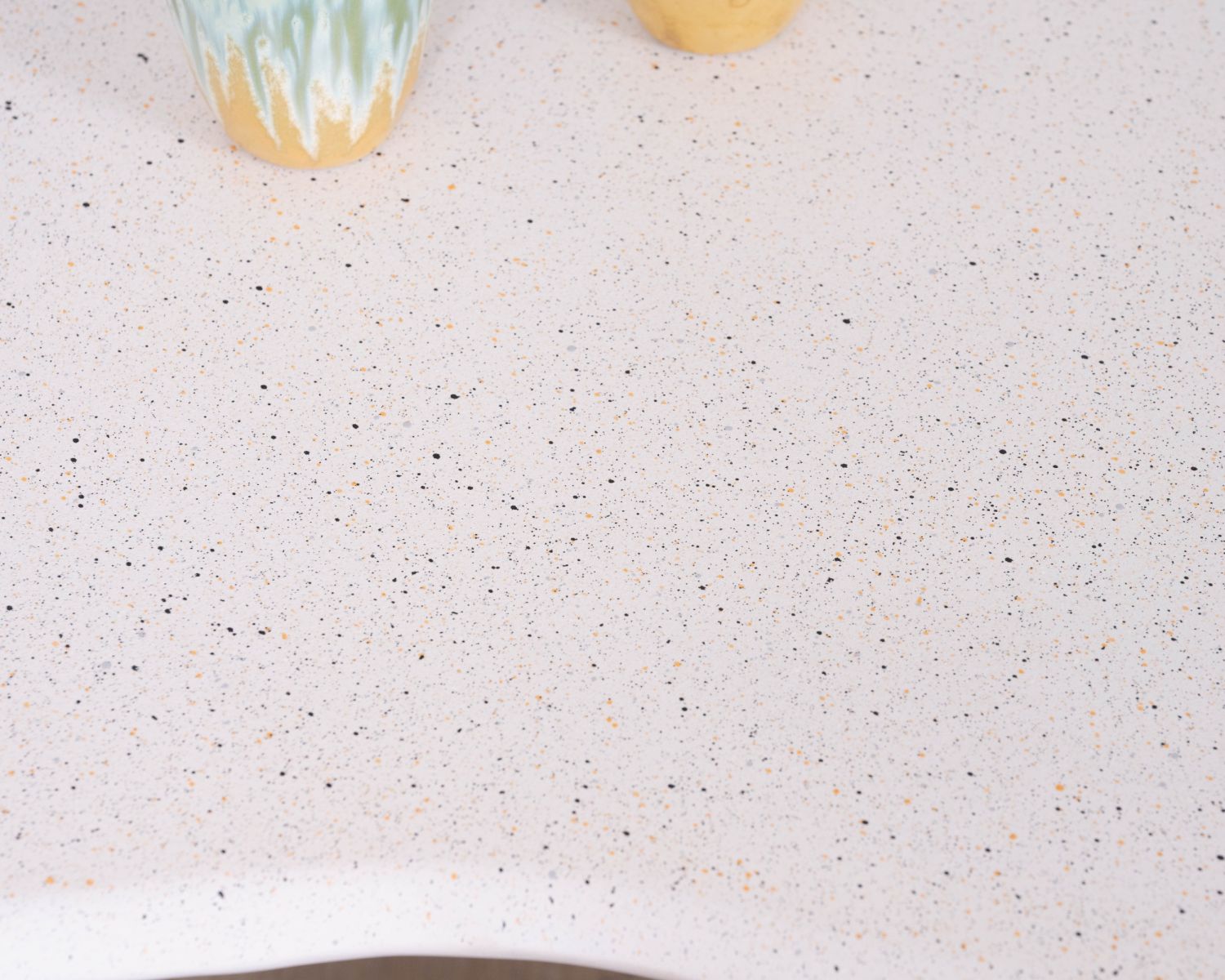 Table basse forme organique aspect terrazzo "Naura"