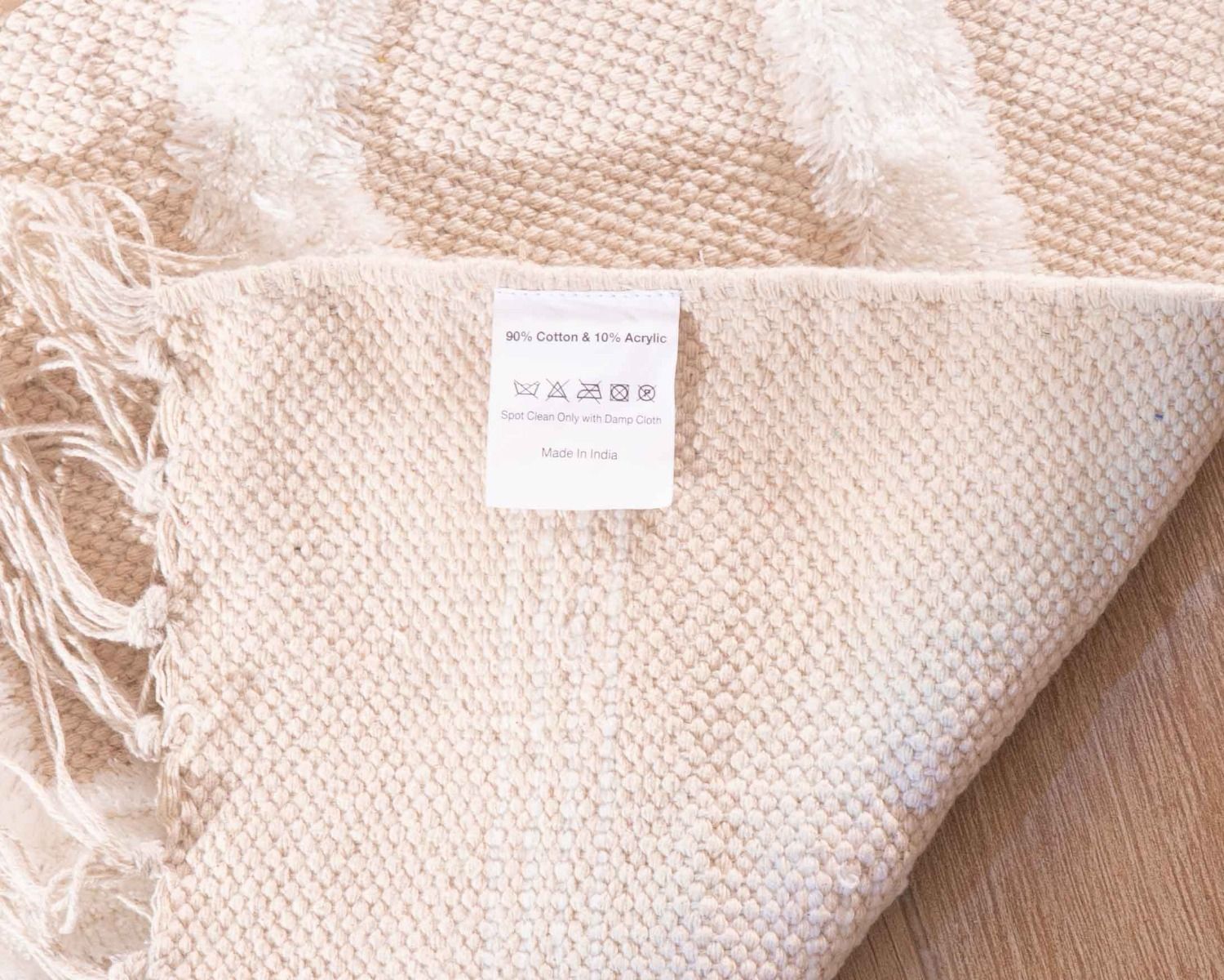 Grand tapis rectangulaire beige et motifs brodés blancs "Matis" 200 x 300 cm