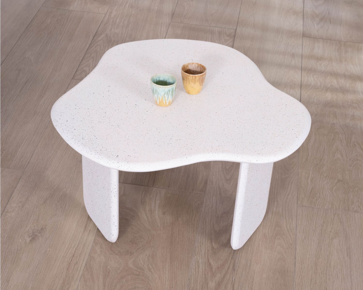 Table basse forme organique aspect terrazzo "Naura"