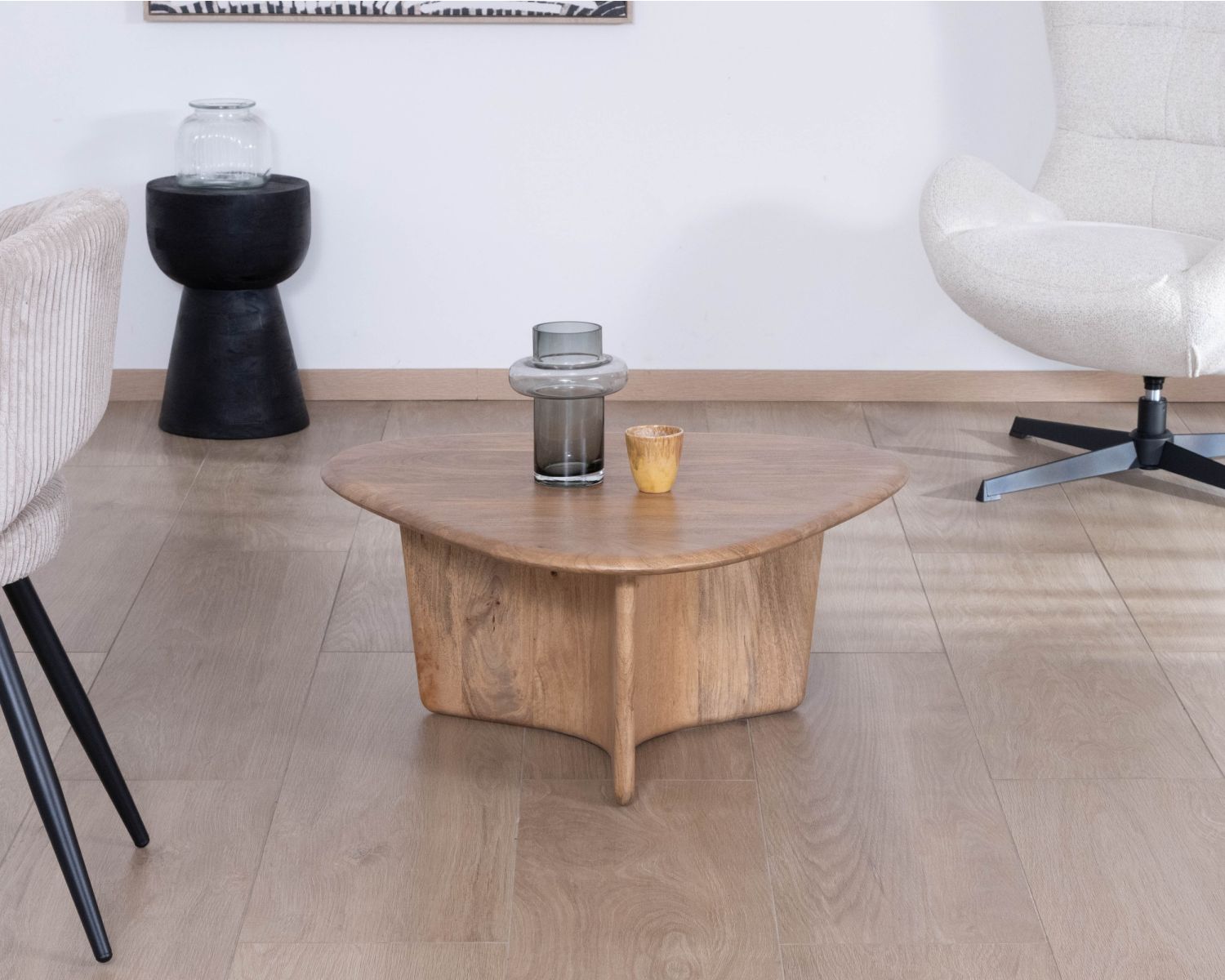 Table basse en manguier massif "Aglae" design épuré et organique