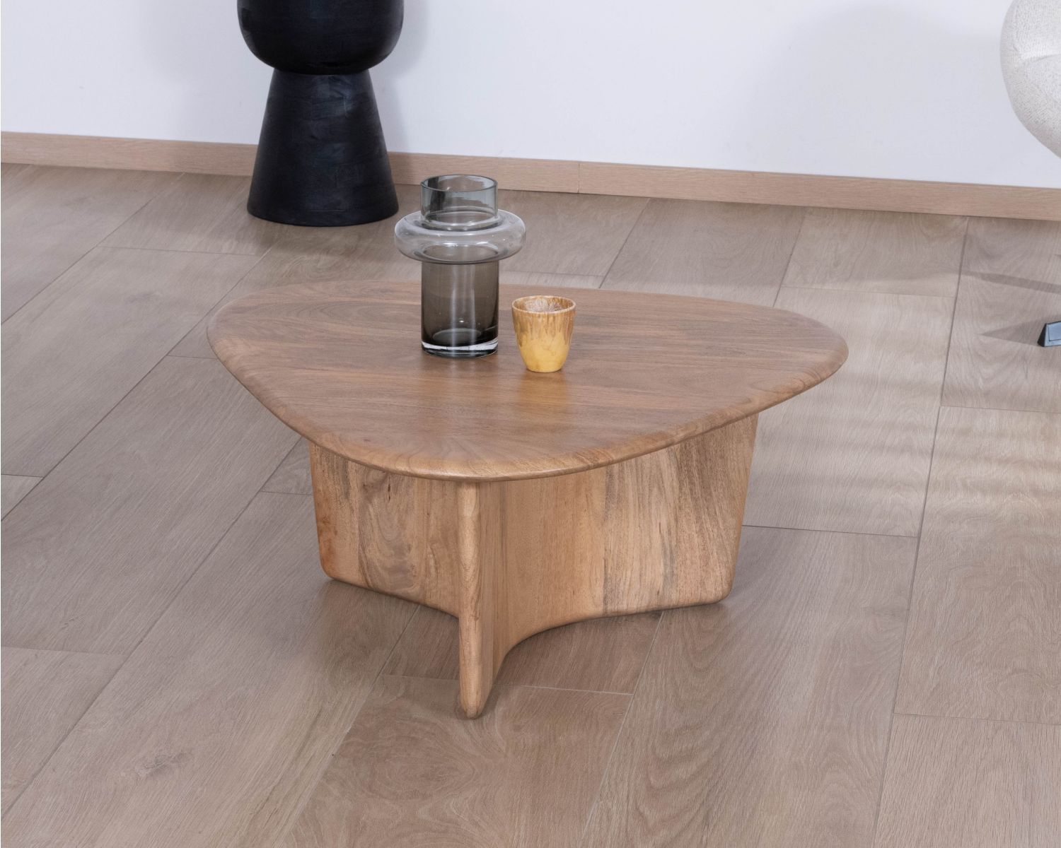 Table basse en manguier massif "Aglae" design épuré et organique