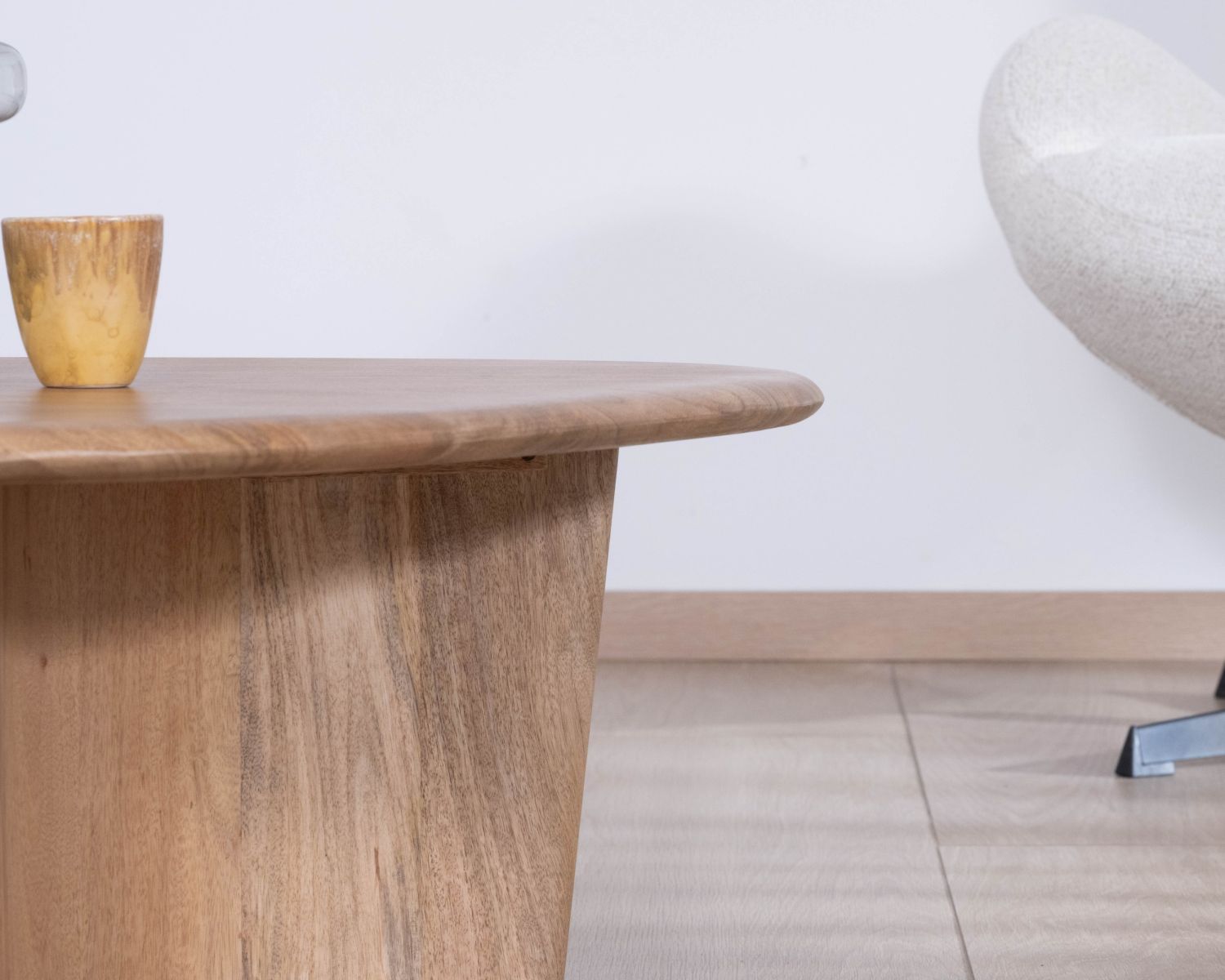 Table basse en manguier massif "Aglae" design épuré et organique