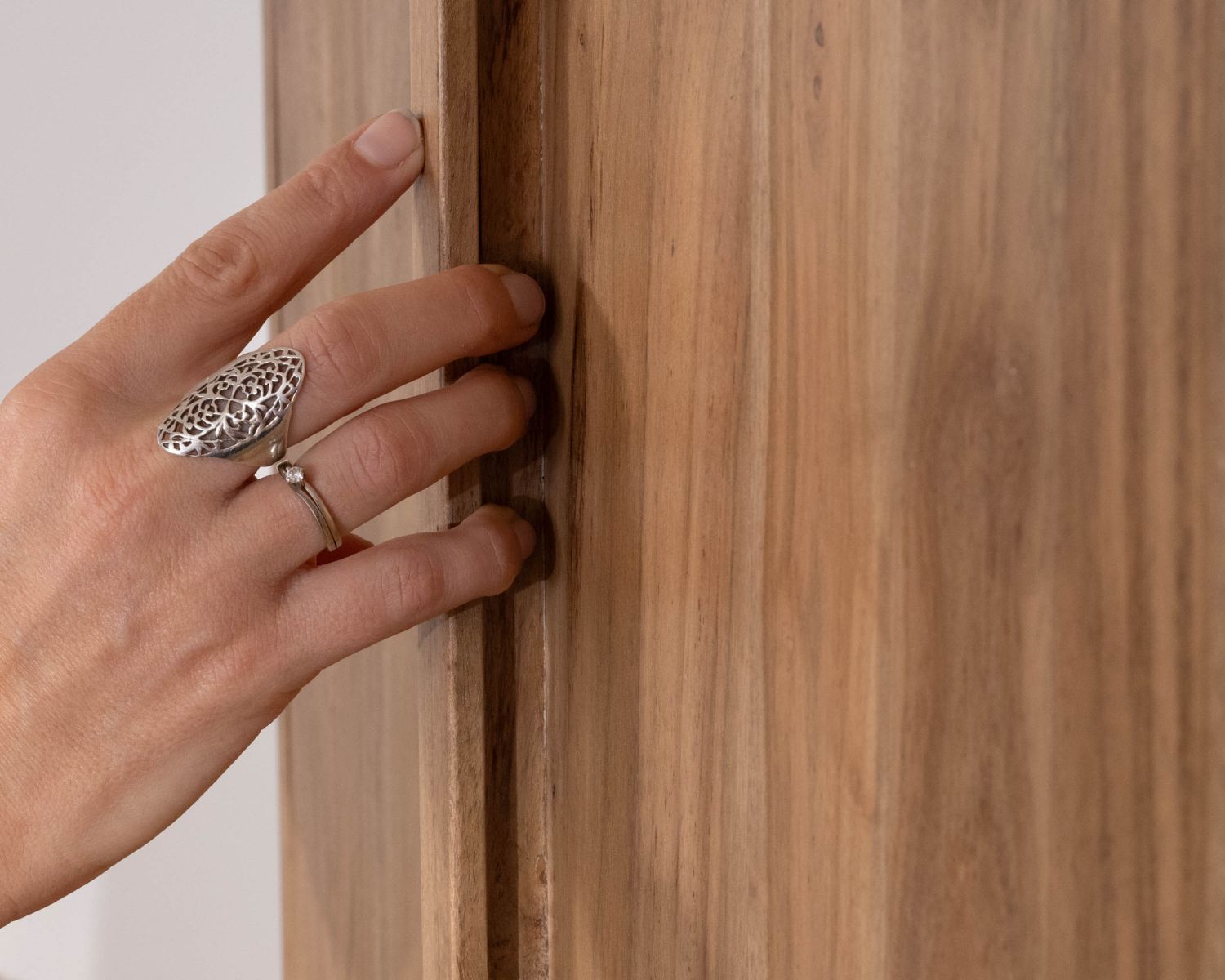 Petit vaisselier bas style scandinave en acacia "Melody"