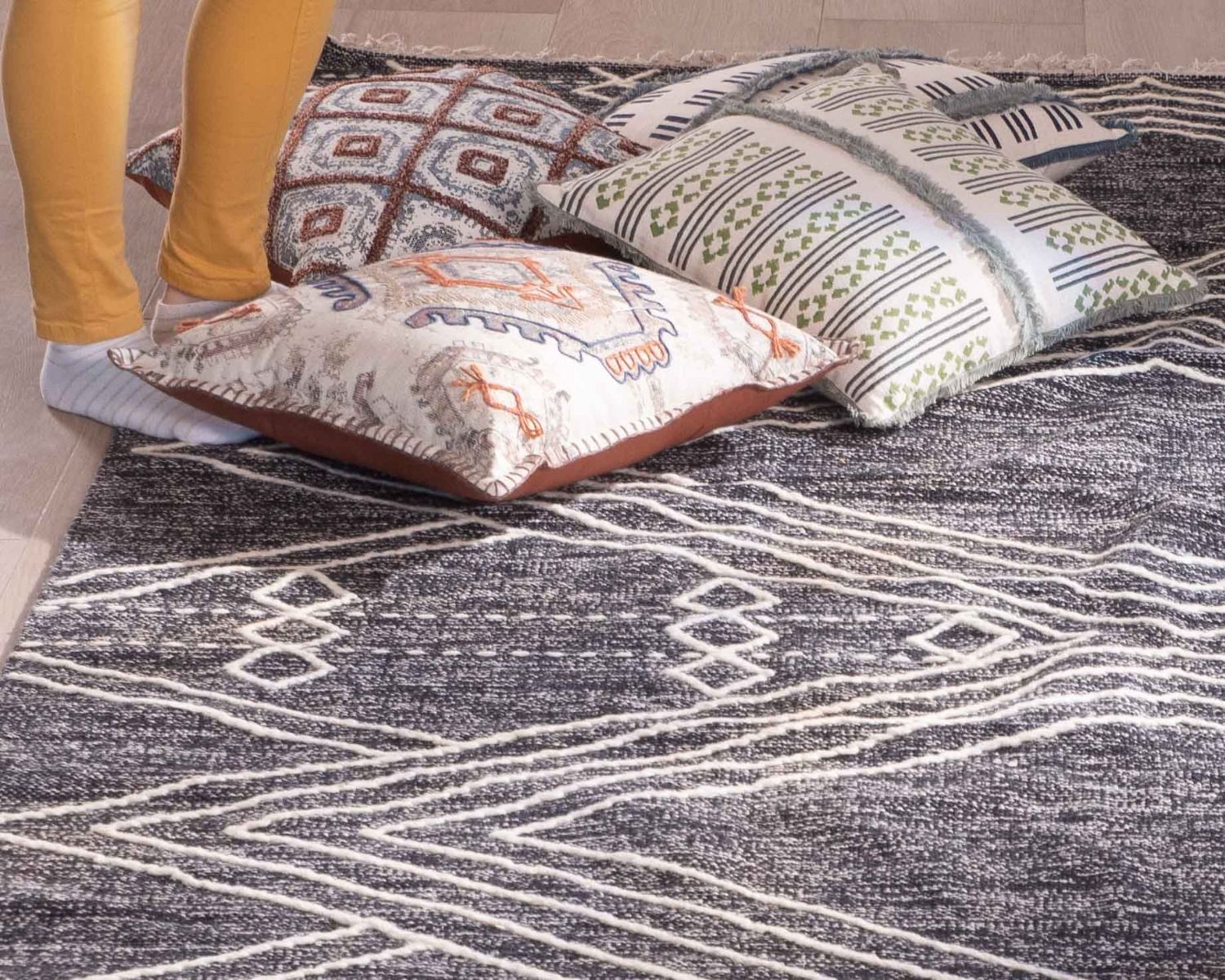 Tapis en laine et coton noir motif ethnique "Foreign" 120 x 180 cm