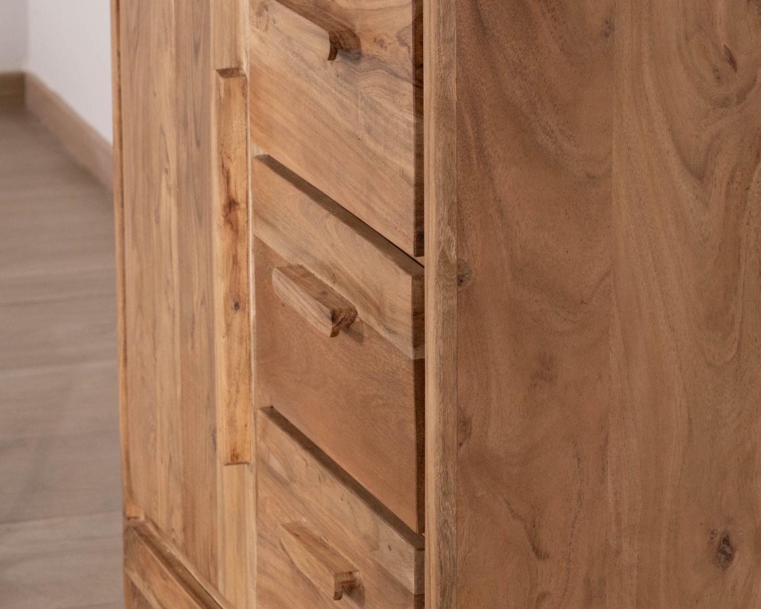 Petit vaisselier bas style scandinave en acacia "Melody"