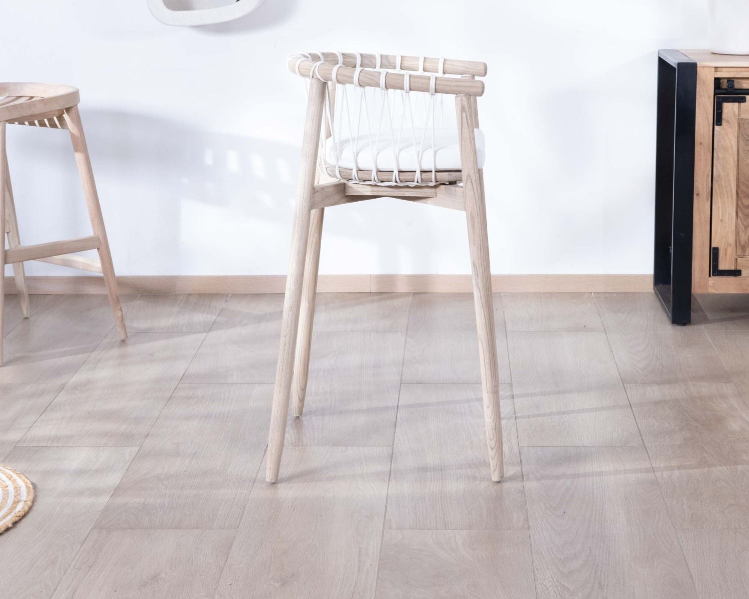 Chaise haute en bois exotique et corde tressée "Katue"