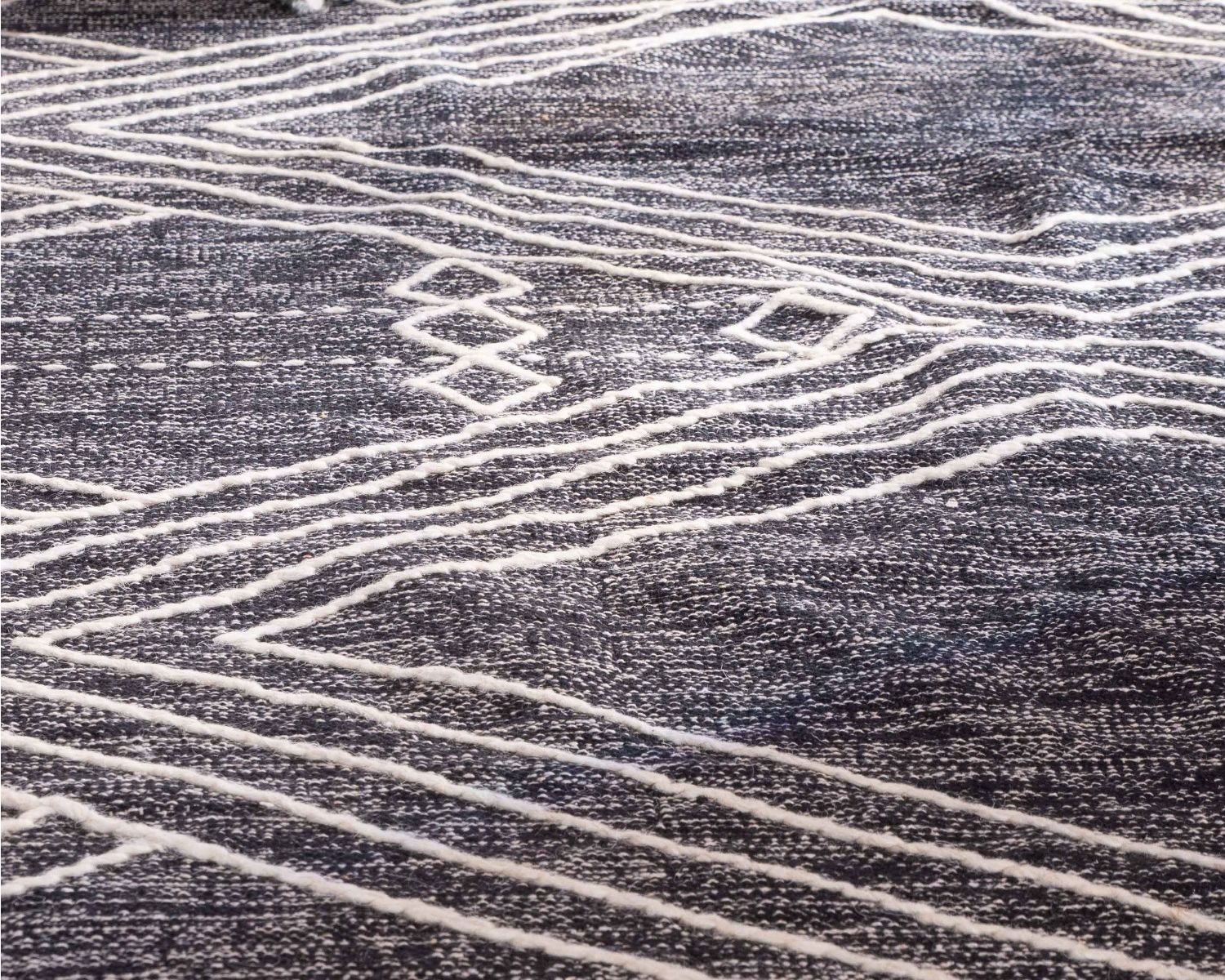 Grand tapis ethnique noir motifs brodés blancs "Foreign" 300x200cm