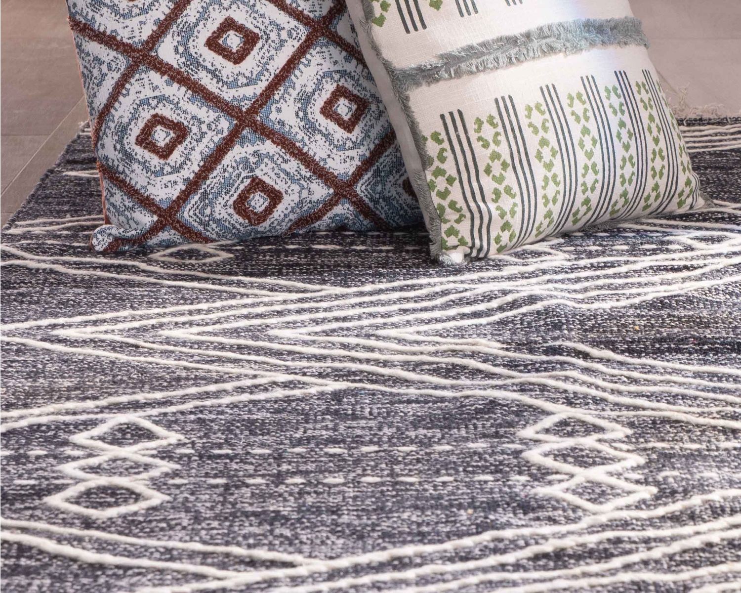 Tapis en laine et coton noir motif ethnique "Foreign" 120 x 180 cm