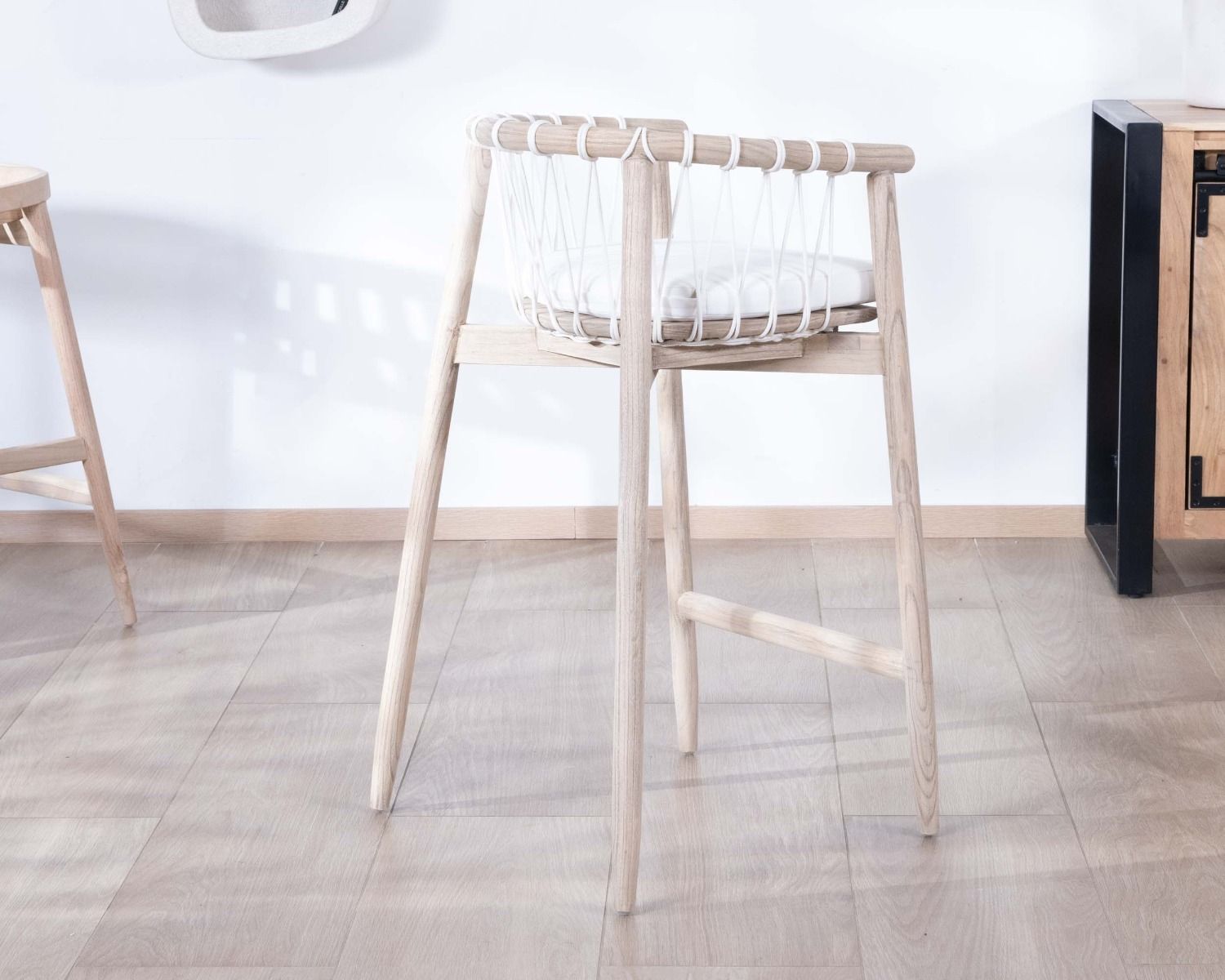 Chaise haute en bois exotique et corde tressée "Katue"