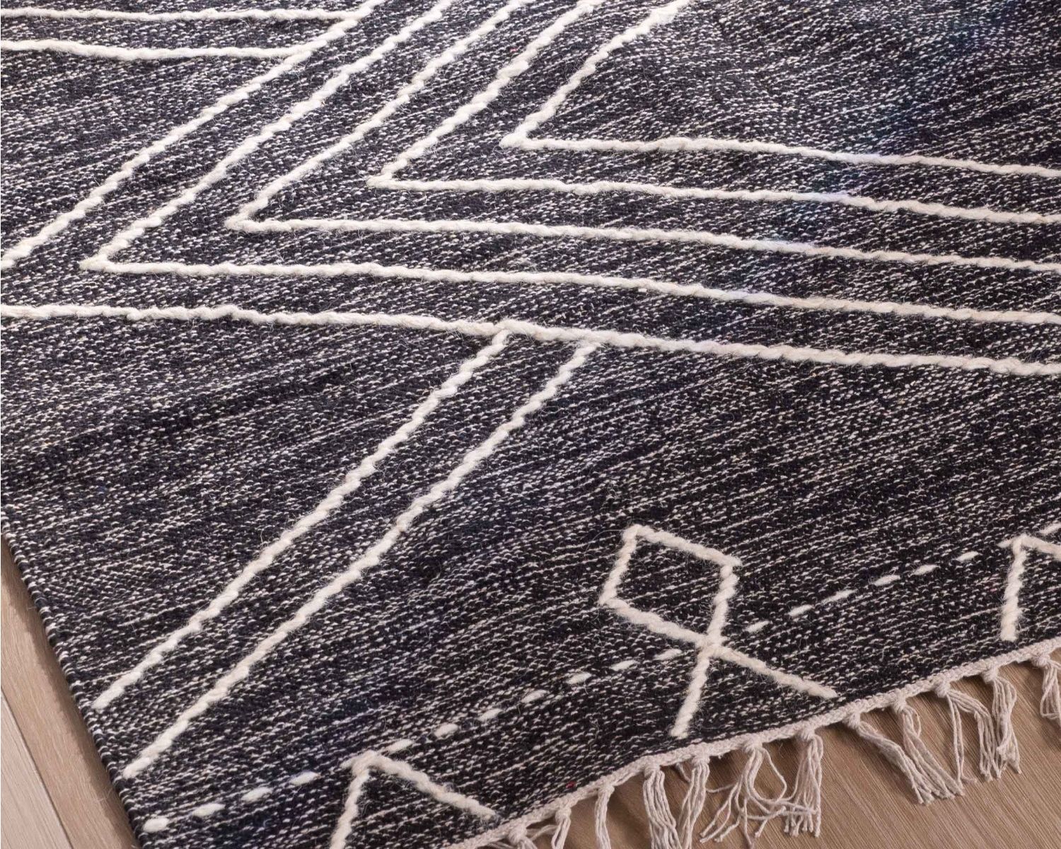 Tapis en laine et coton noir motif ethnique "Foreign" 120 x 180 cm