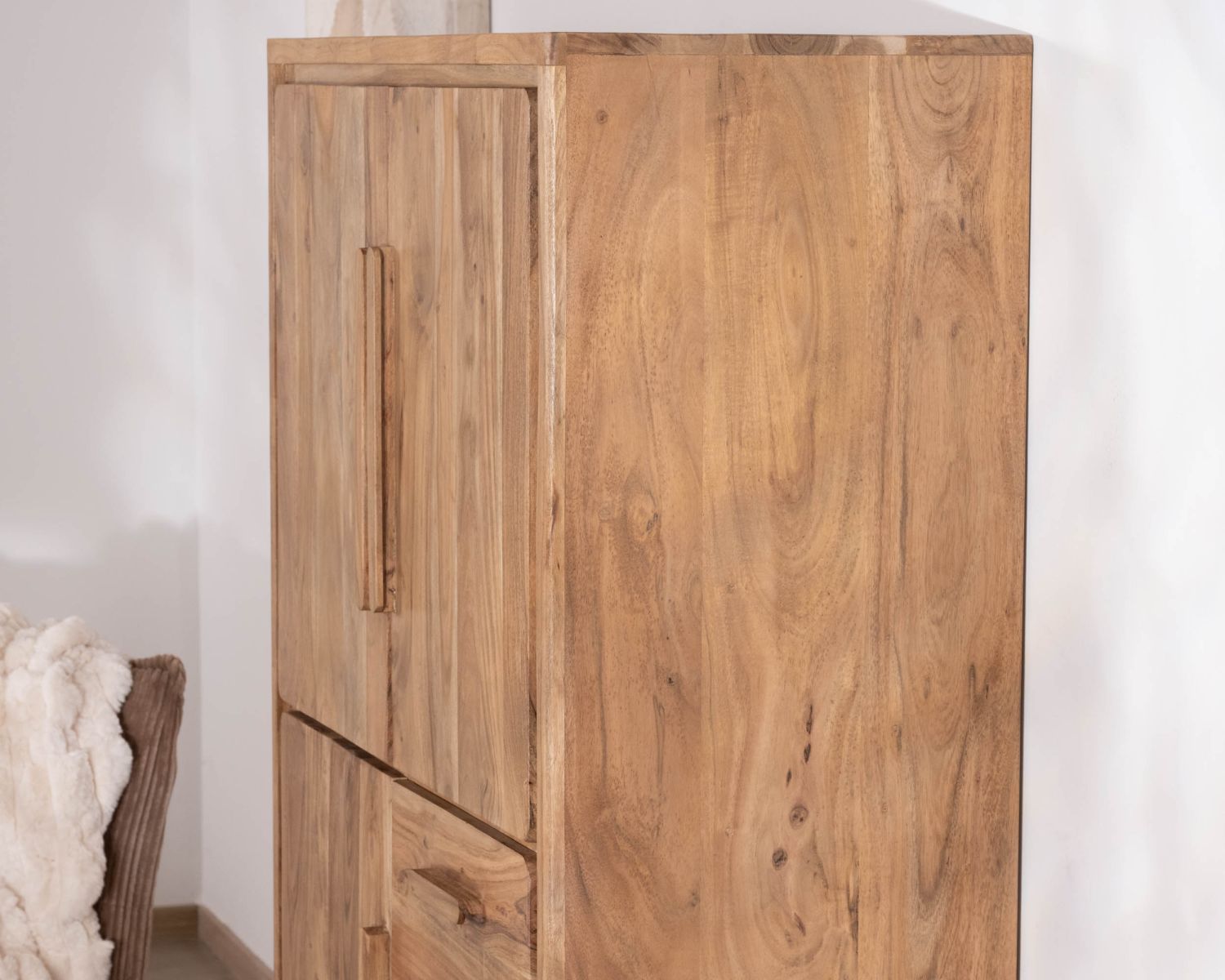 Petit vaisselier bas style scandinave en acacia "Melody"