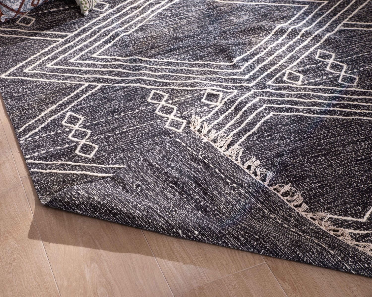 Grand tapis ethnique noir motifs brodés blancs "Foreign" 300x200cm