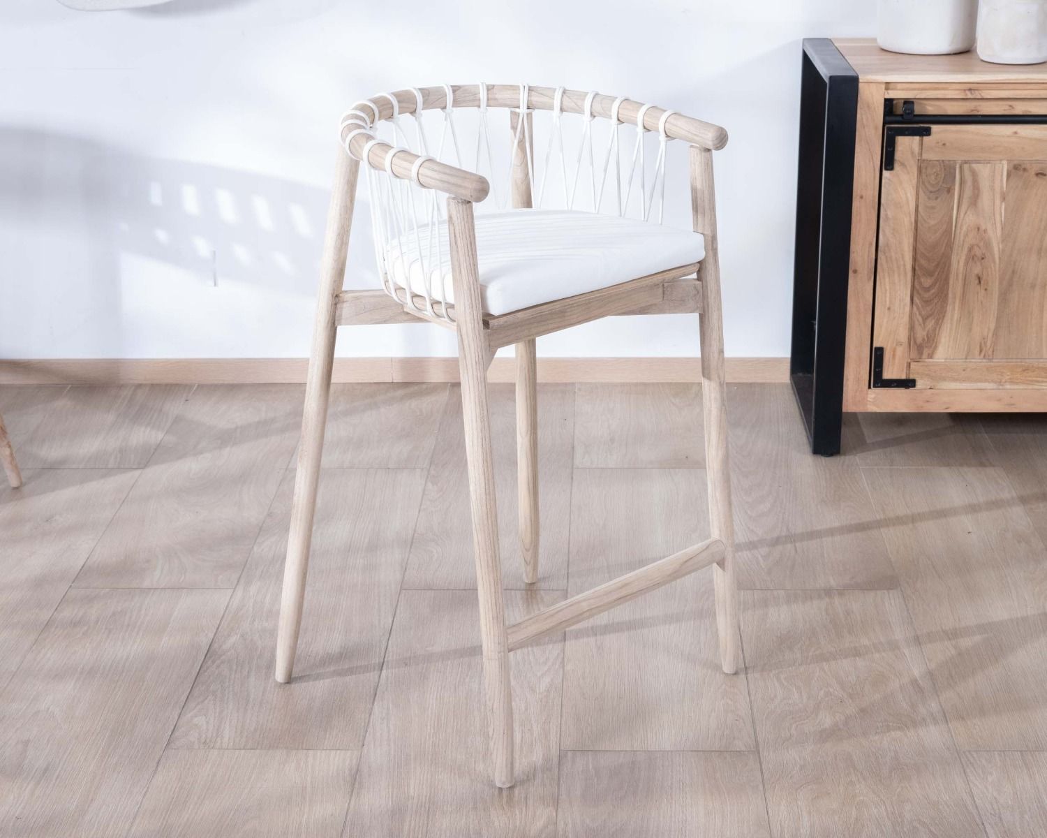Chaise haute en bois exotique et corde tressée "Katue"