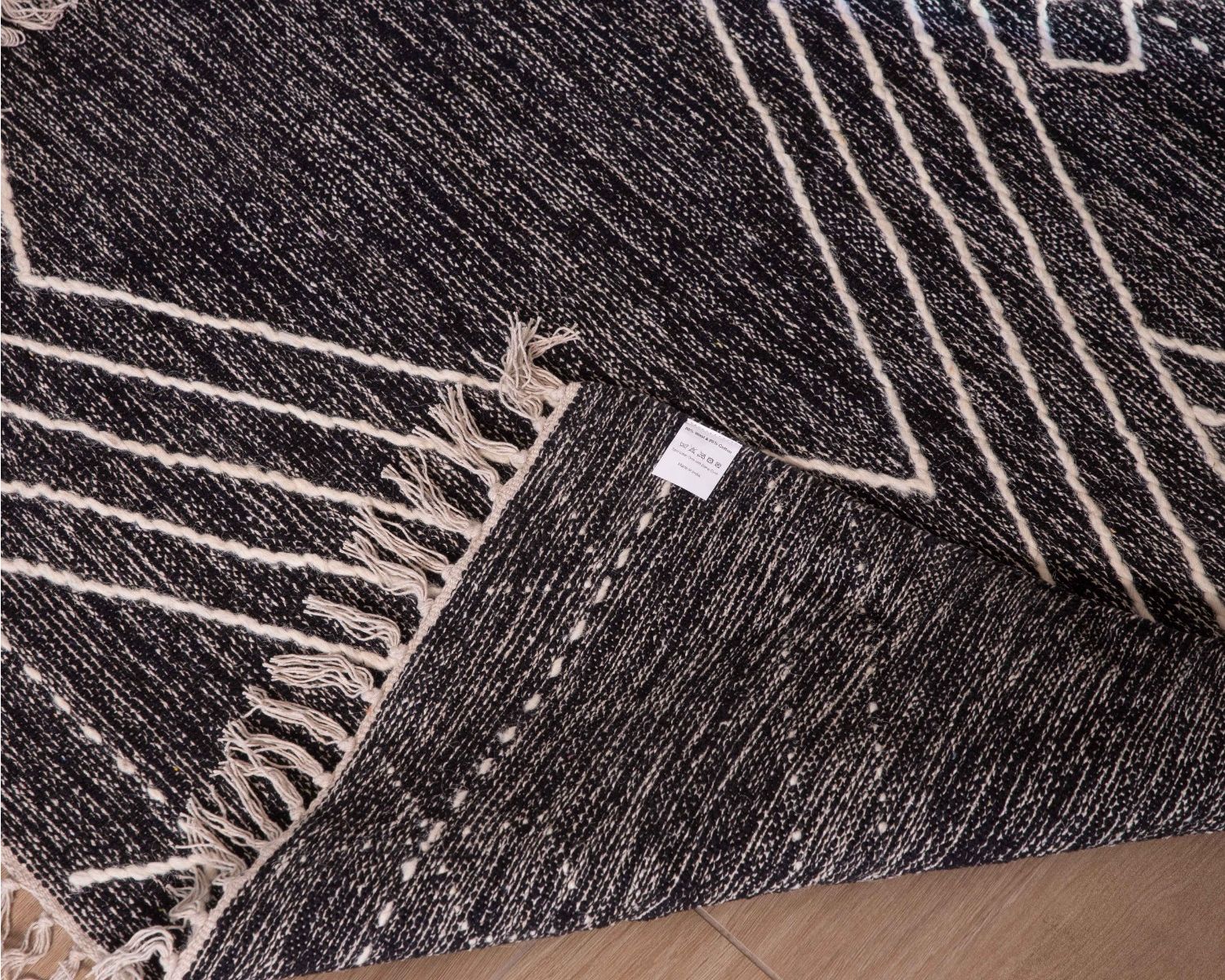 Grand tapis ethnique noir motifs brodés blancs "Foreign" 300x200cm