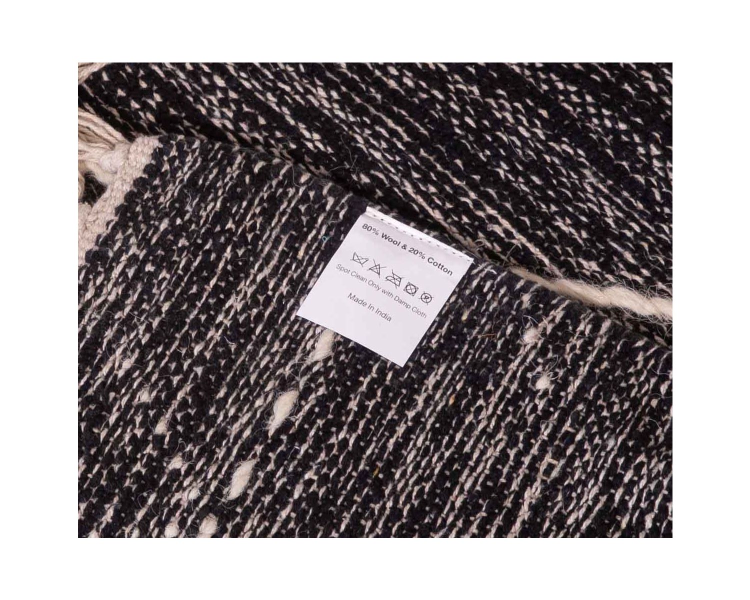 Grand tapis ethnique noir motifs brodés blancs "Foreign" 300x200cm