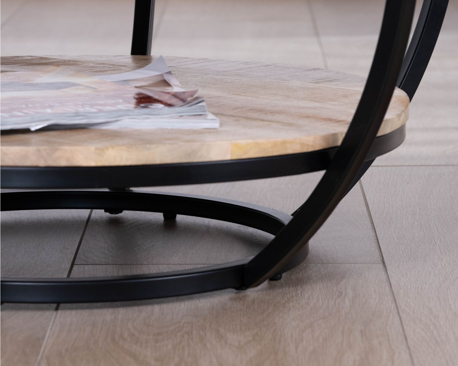 Table basse ronde double plateau en manguier massif et structure métal noir "Loopie"