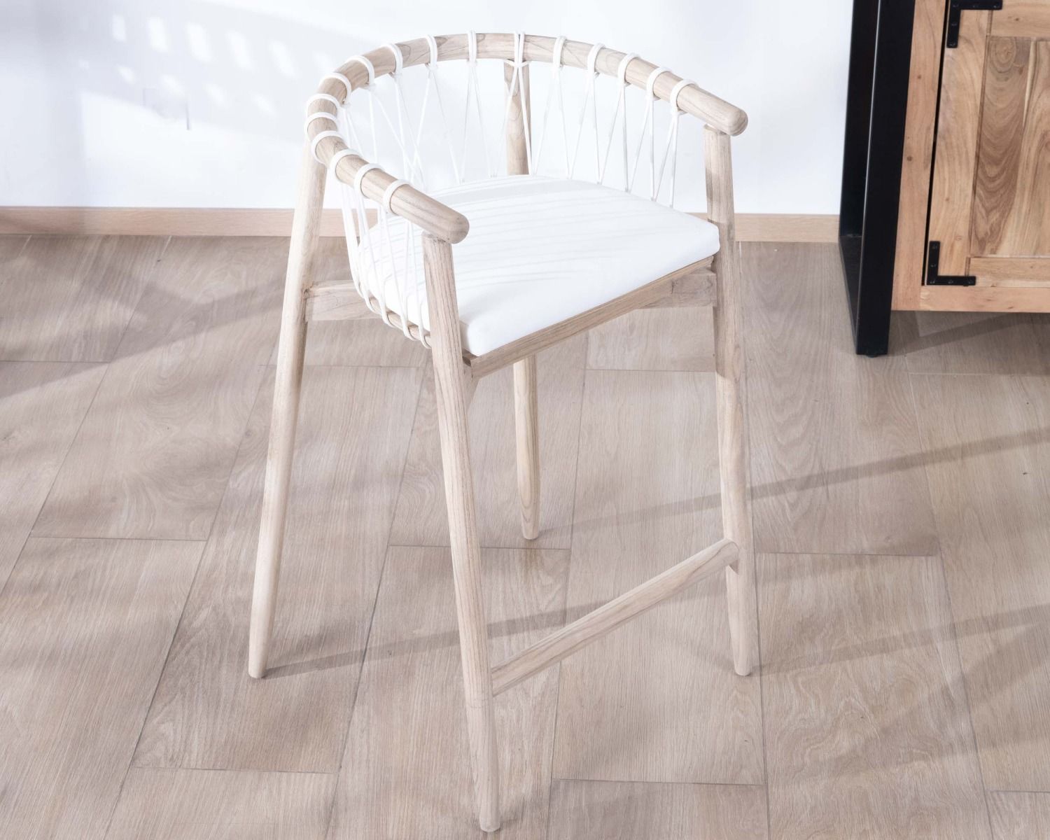Chaise haute en bois exotique et corde tressée "Katue"