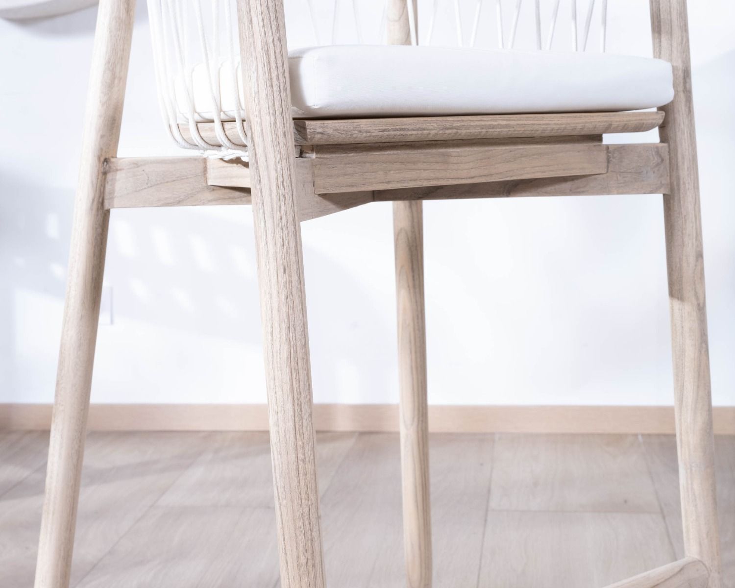 Chaise haute en bois exotique et corde tressée "Katue"