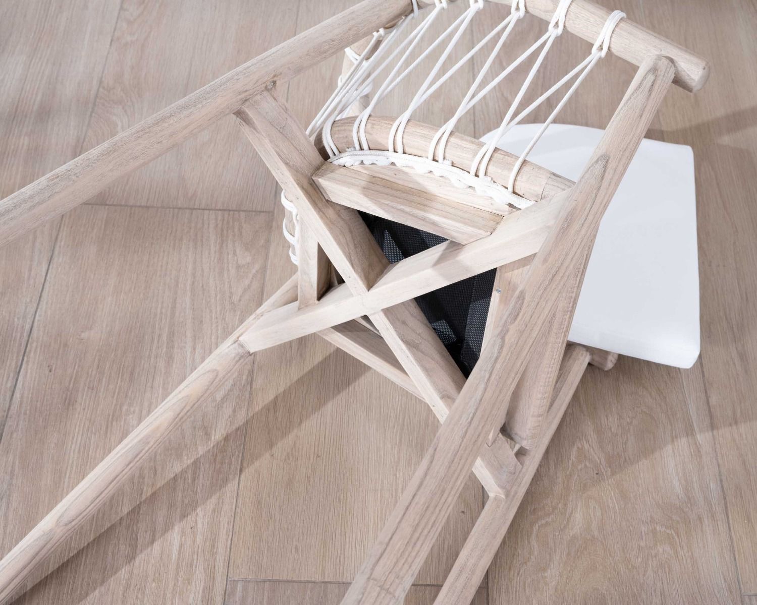 Chaise haute en bois exotique et corde tressée "Katue"