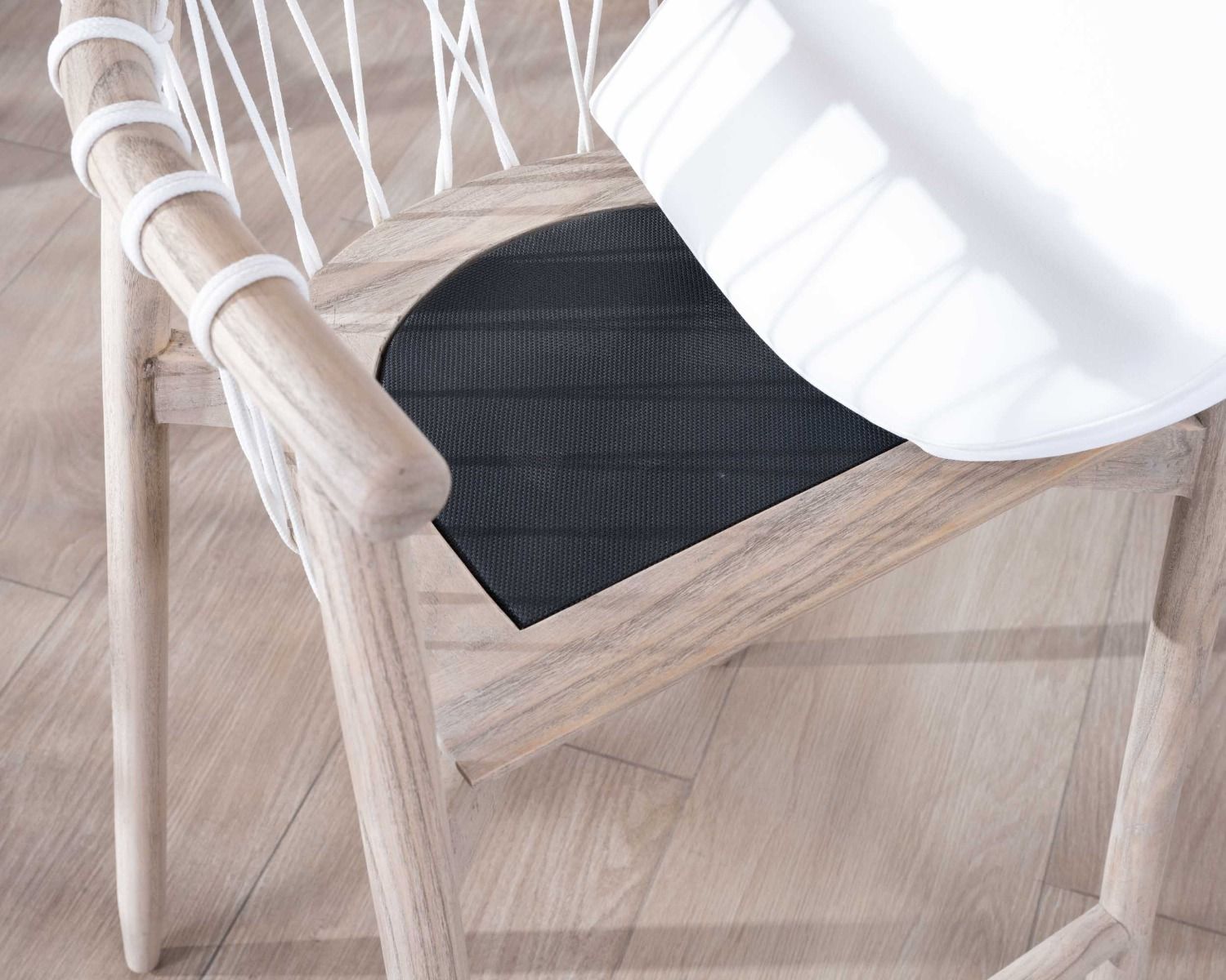 Chaise haute en bois exotique et corde tressée "Katue"