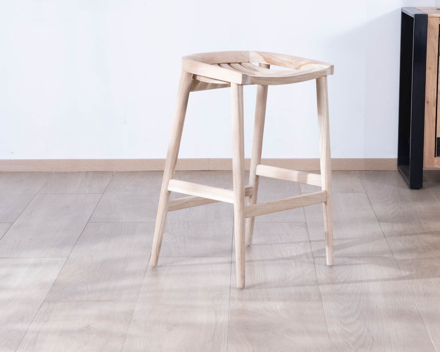 Tabouret de bar épuré et élancé en teck massif "Juan"