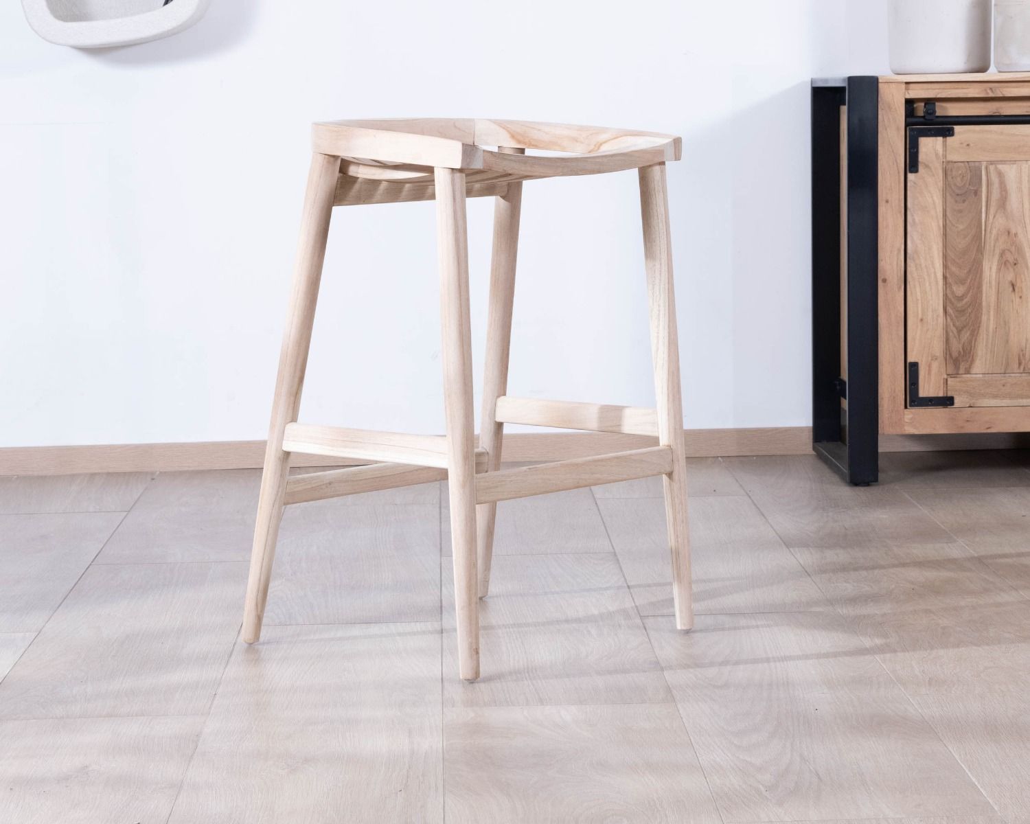 Tabouret de bar épuré et élancé en teck massif "Juan"