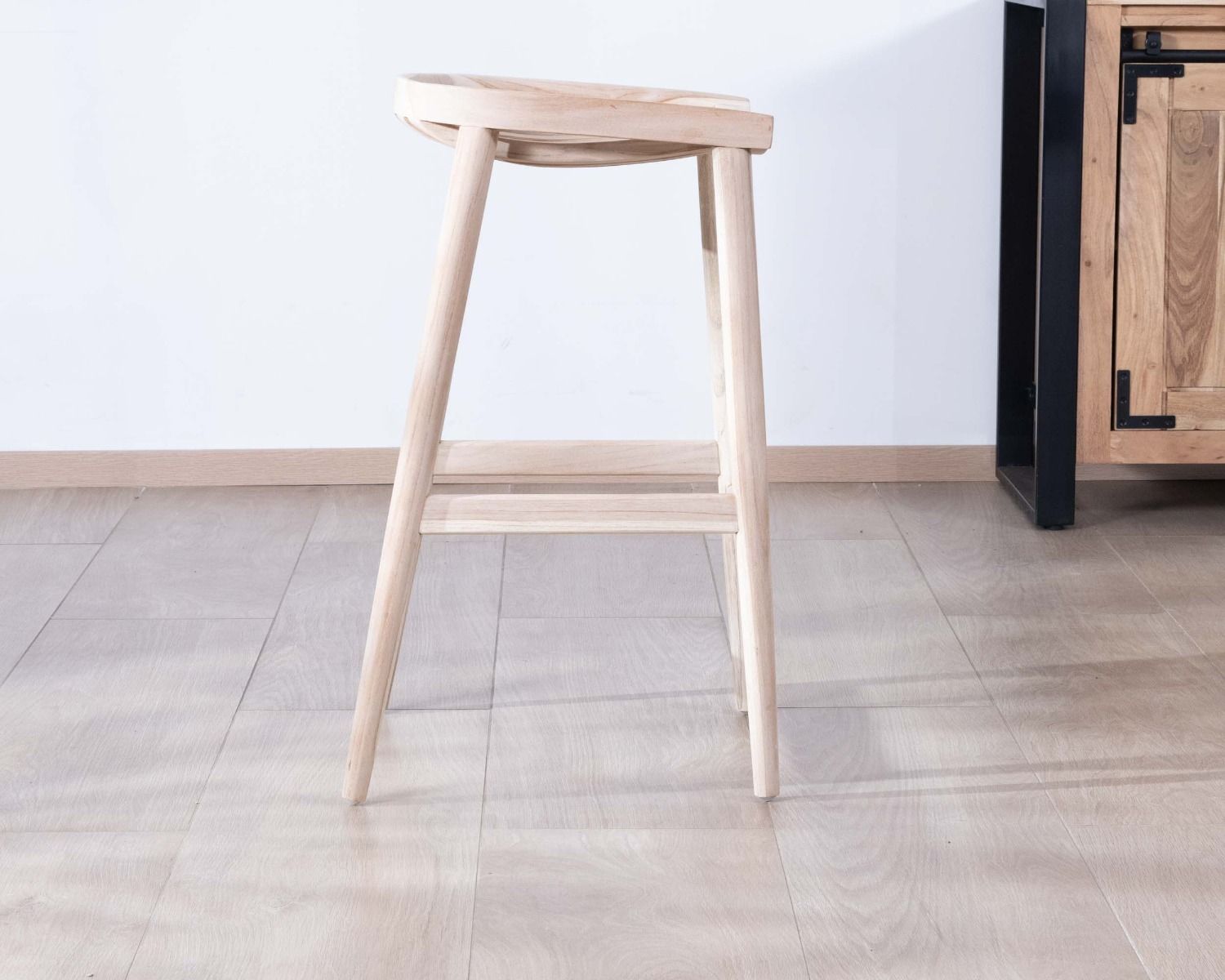 Tabouret de bar épuré et élancé en teck massif "Juan"